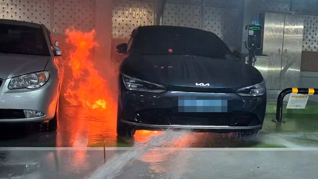 Xe điện Kia EV6 bốc cháy khi đang cắm sạc trong bãi