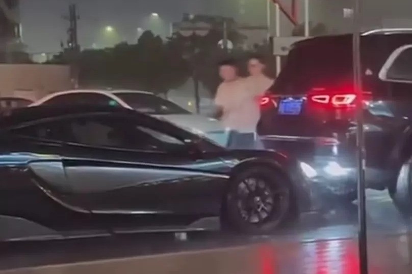 Siêu xe McLaren liên tục tông vào Mercedes-Maybach GLS dù trong cabin không có người lái