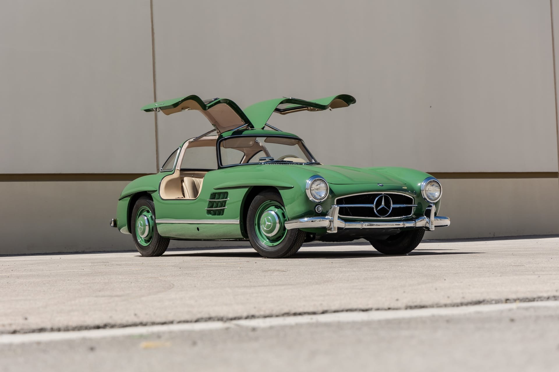 Cận cảnh "hàng hiếm" Mercedes 300SL Gullwing 1995 trị giá 2 triệu USD sắp được đấu giá