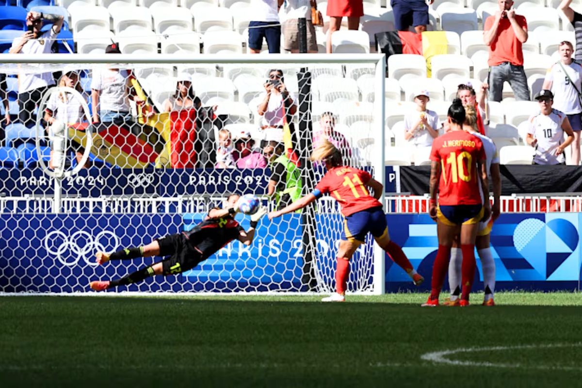 Cản PENALTY xuất thần, Đức hạ ĐKVĐ World Cup giành HCĐ Olympic