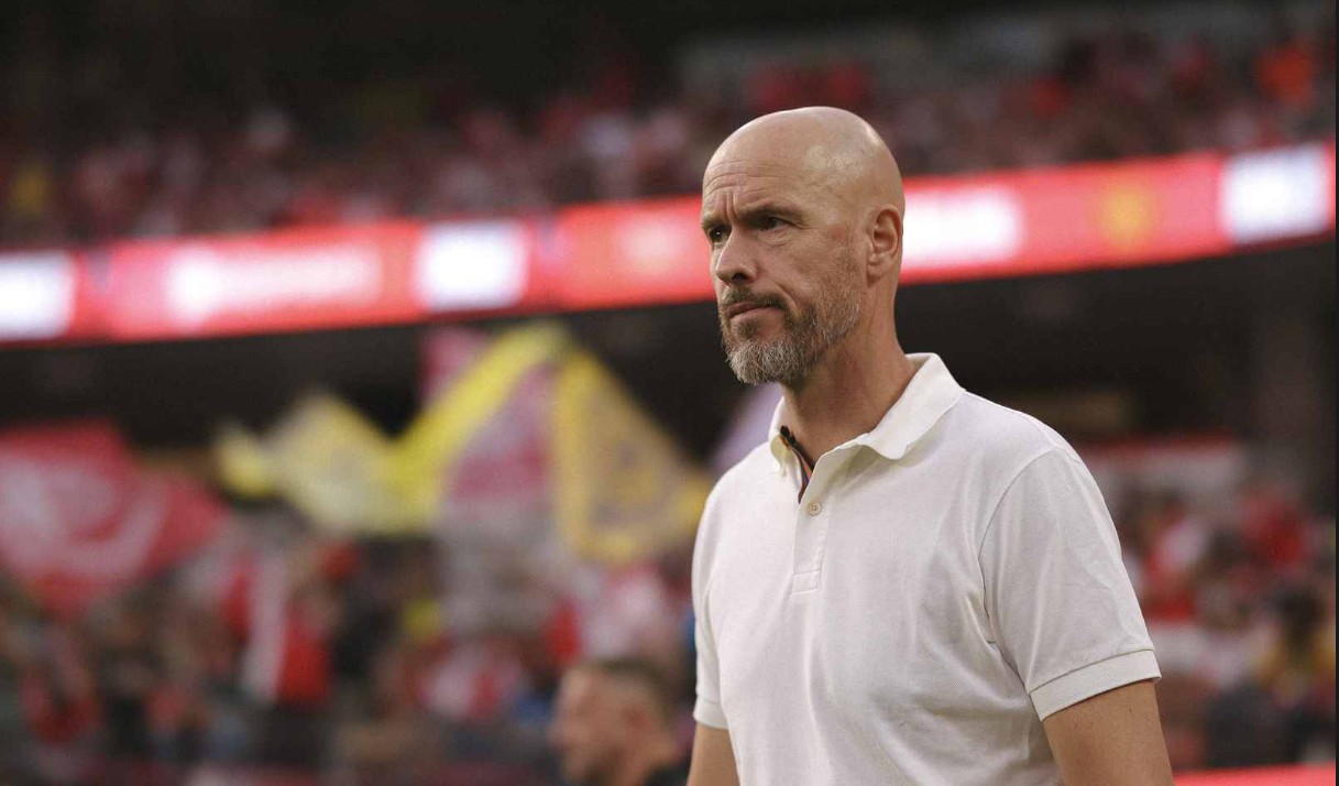 Carragher trù ẻo Ten Hag