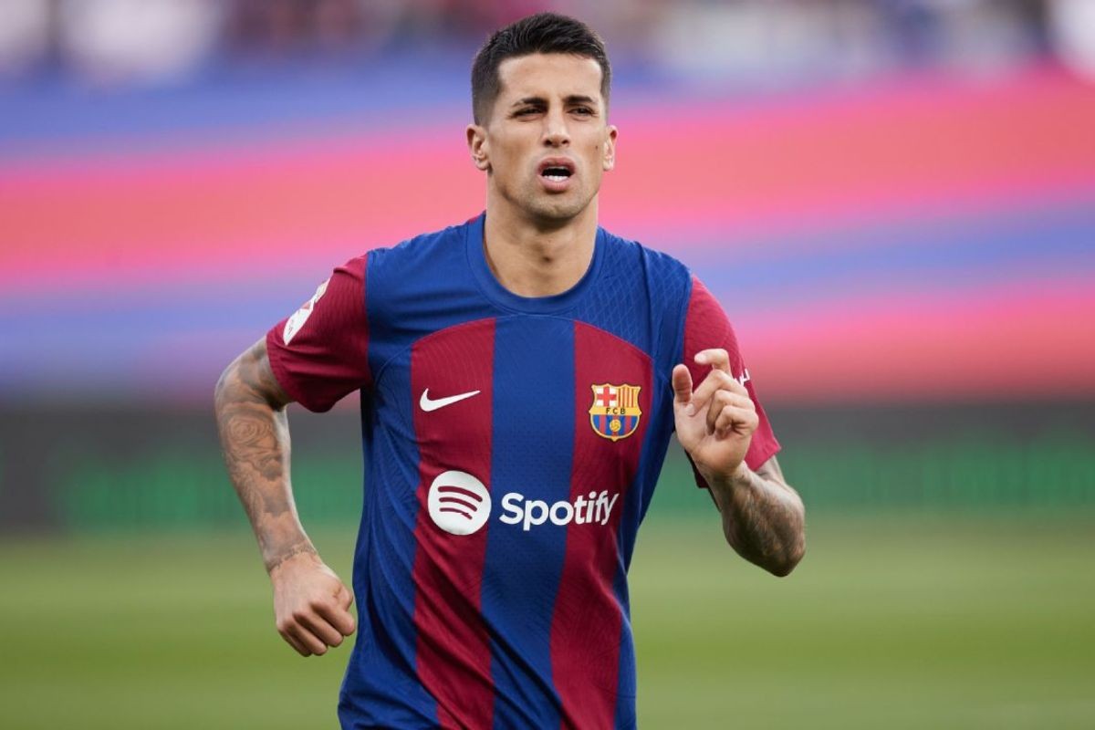 Barca vừa ra giá cho Man City, Cancelo đã có động thái lạ trên MXH
