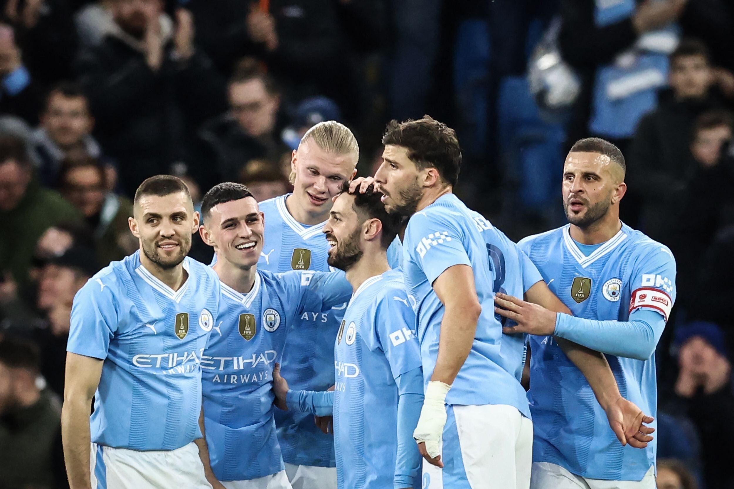 Man City được yêu cầu thi đấu trên mặt trăng