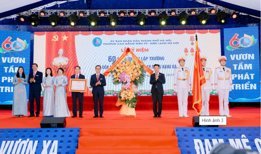 Trường Cao đẳng Điện tử - Điện lạnh Hà Nội đón nhận Huân chương Lao động hạng Ba