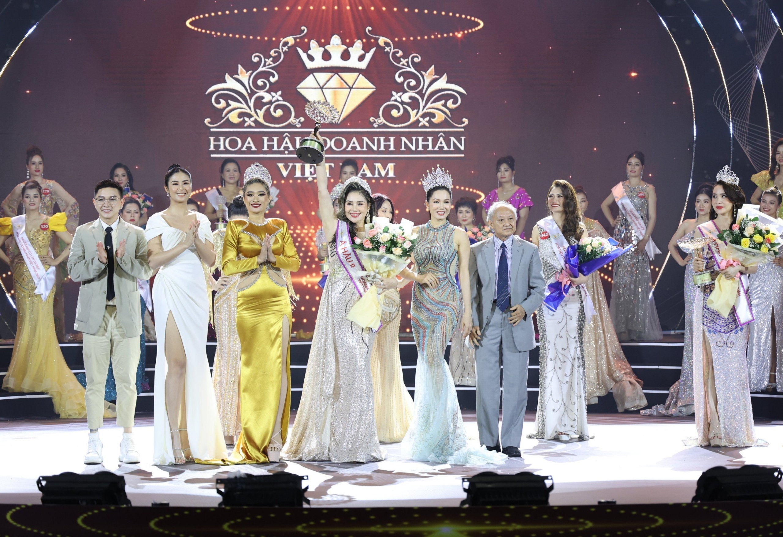 Doanh nhân Lê Thị Ngọc Châu đăng quang Á hậu 2 cuộc thi HHDN Việt Nam 2022