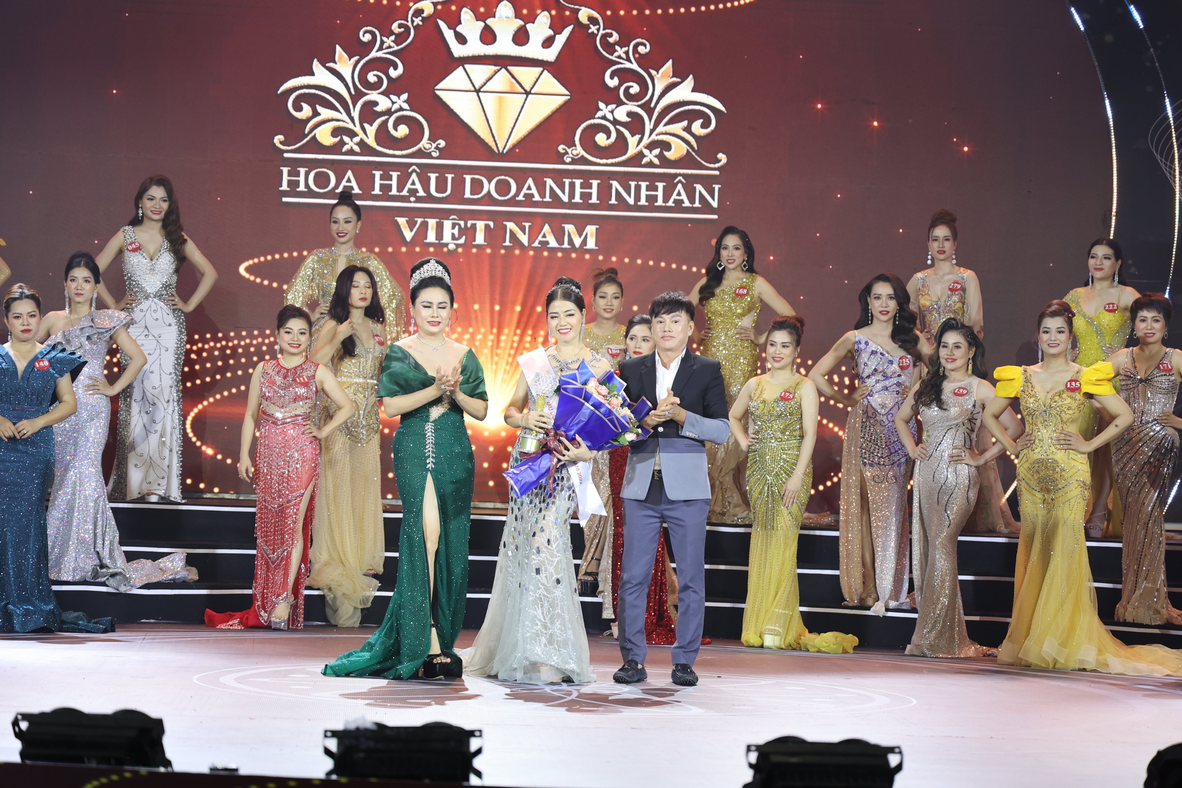 Doanh nhân Nguyễn Thị Hồng đạt danh hiệu Người đẹp dạ hội Hoa hậu Doanh nhân Việt Nam 2022