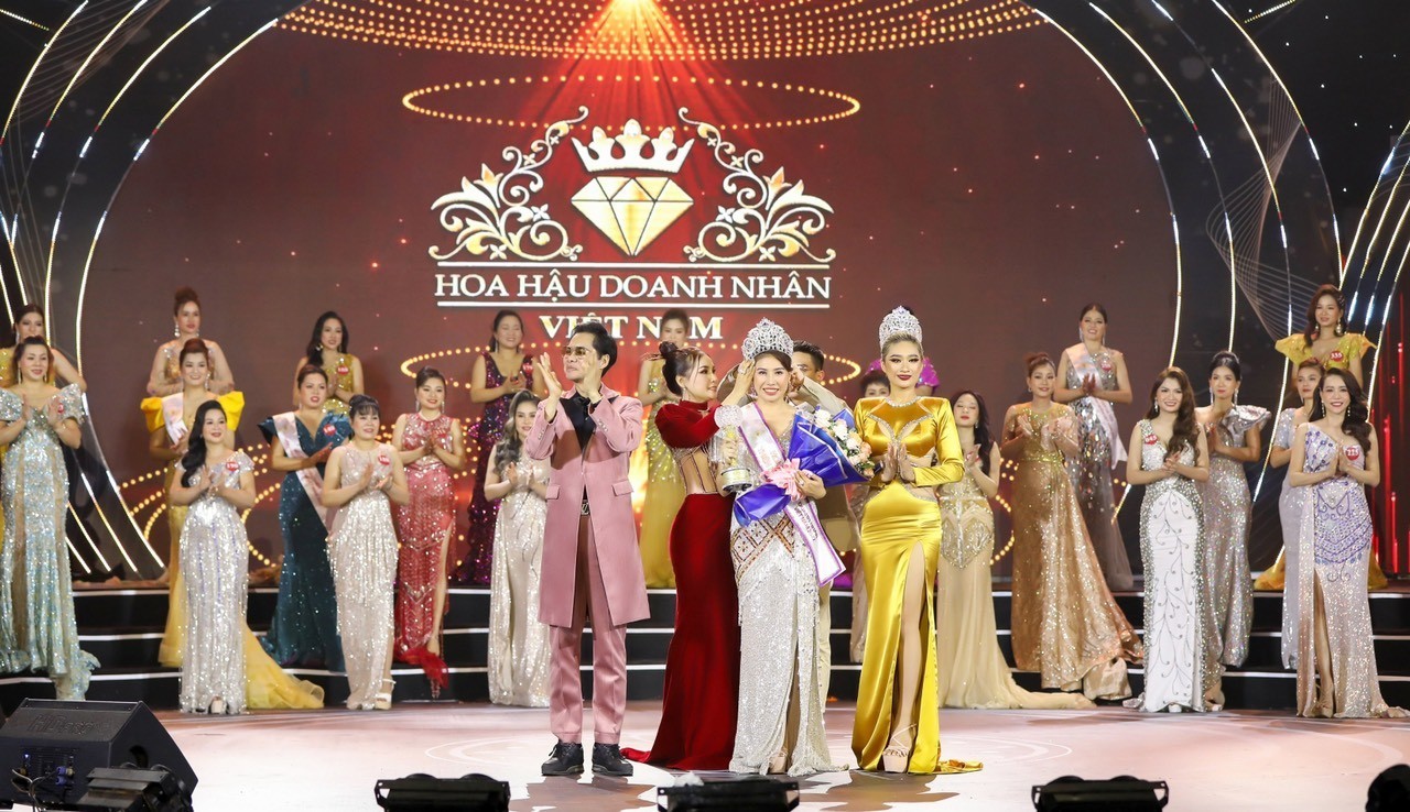 Hoa hậu thiện nguyện Lan Trinh gợi cảm ngồi ghế nóng chấm thi Hoa hậu