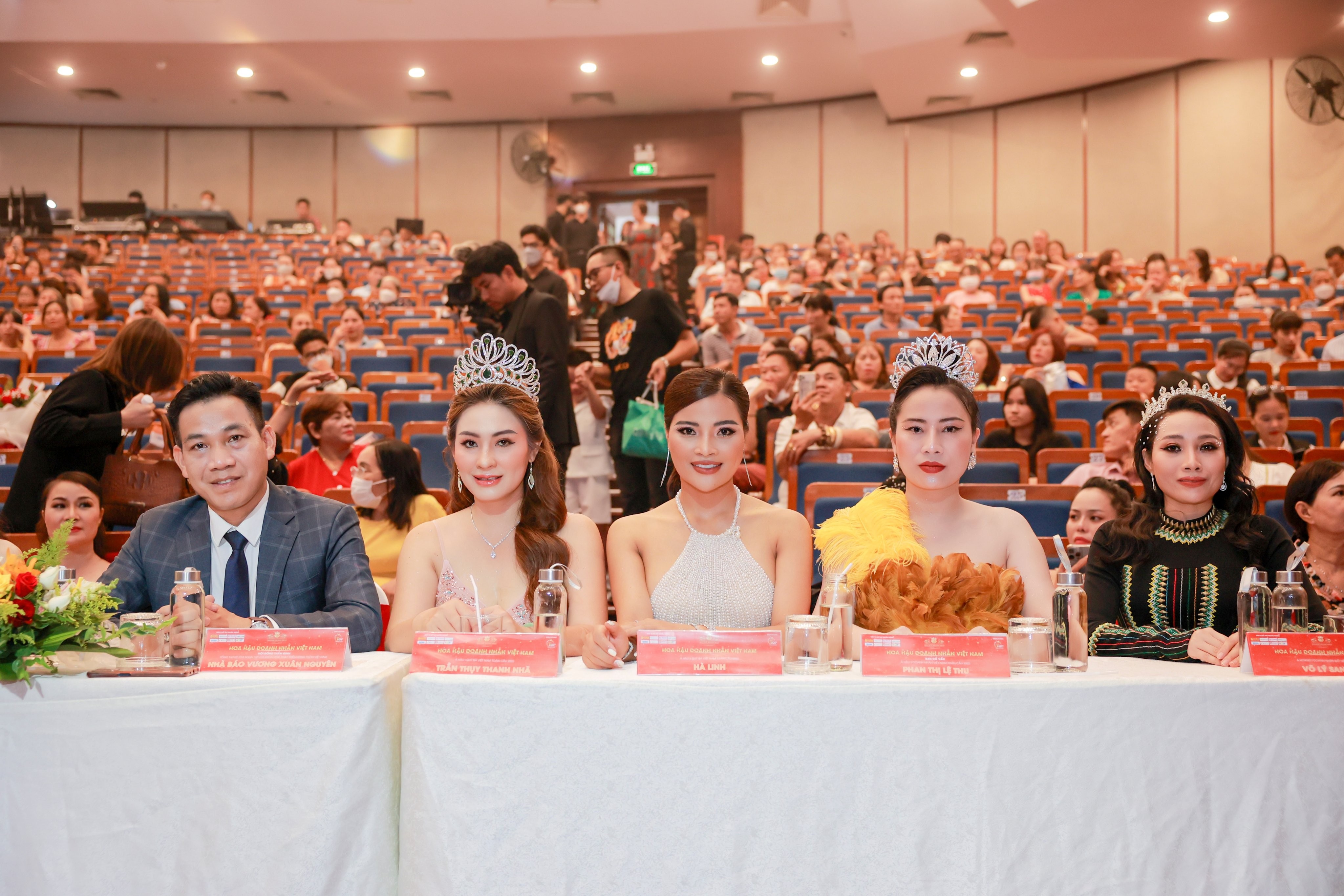 Á hậu Trần Thụy Thanh Nhã ngồi “ghế nóng” chung kết HHDNVN 2022