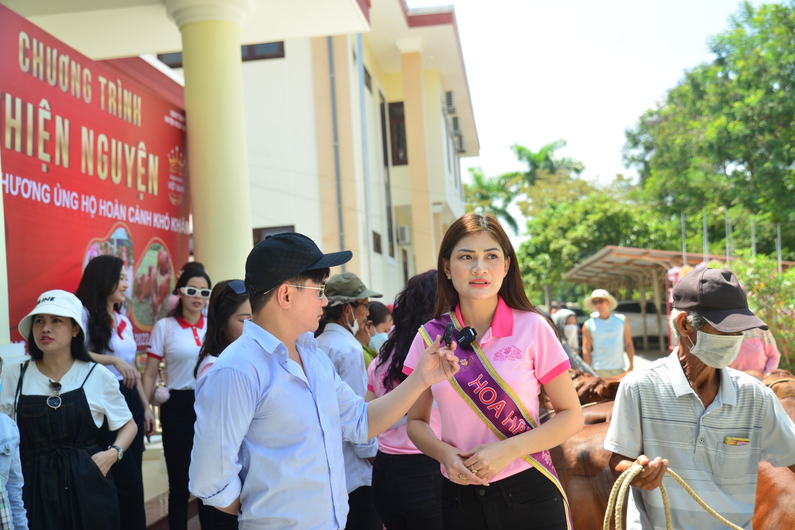 Hoa hậu Mạc Thị Minh tham gia trao tặng bò cho hộ nghèo tại huyện Hòa Vang