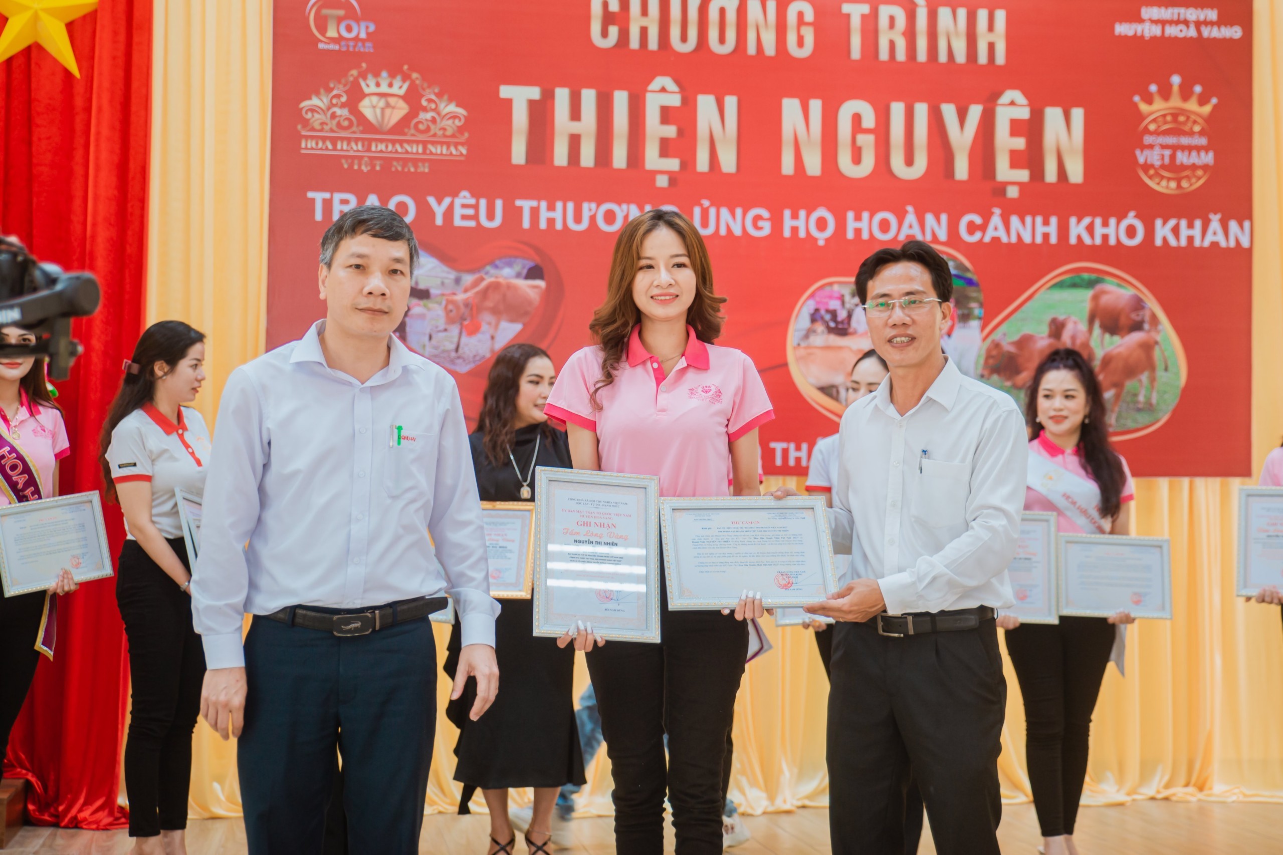 Top 30 HHDN Việt Nam 2022 - Nguyễn Thị Nhiên tham gia trao tặng bò cho hộ gia đình khó khăn tại huyện Hòa Vang