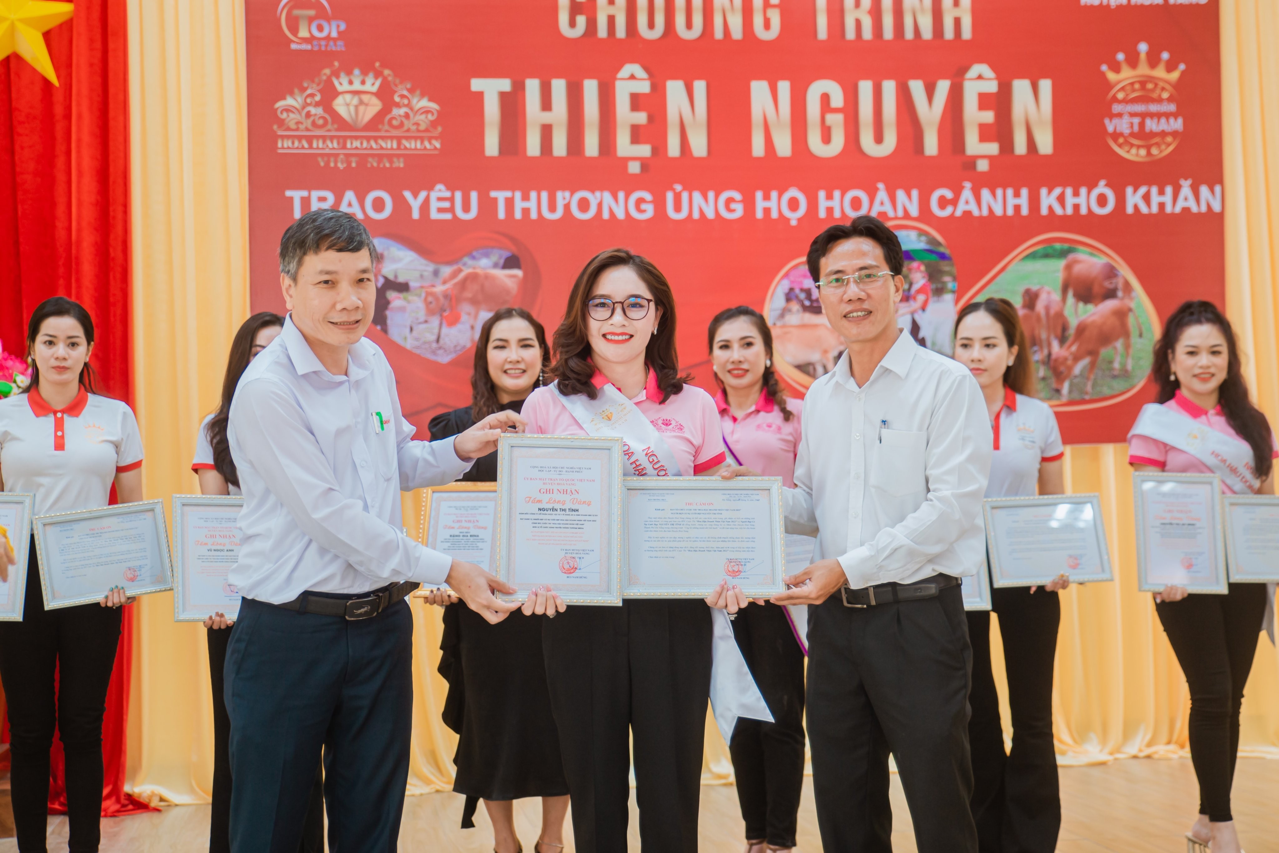 “Người đẹp có nụ cười đẹp” HHDNVN 2022 – Nguyễn Thị Tình trao bò giống mang niềm vui đến bà con huyện Hòa Vang
