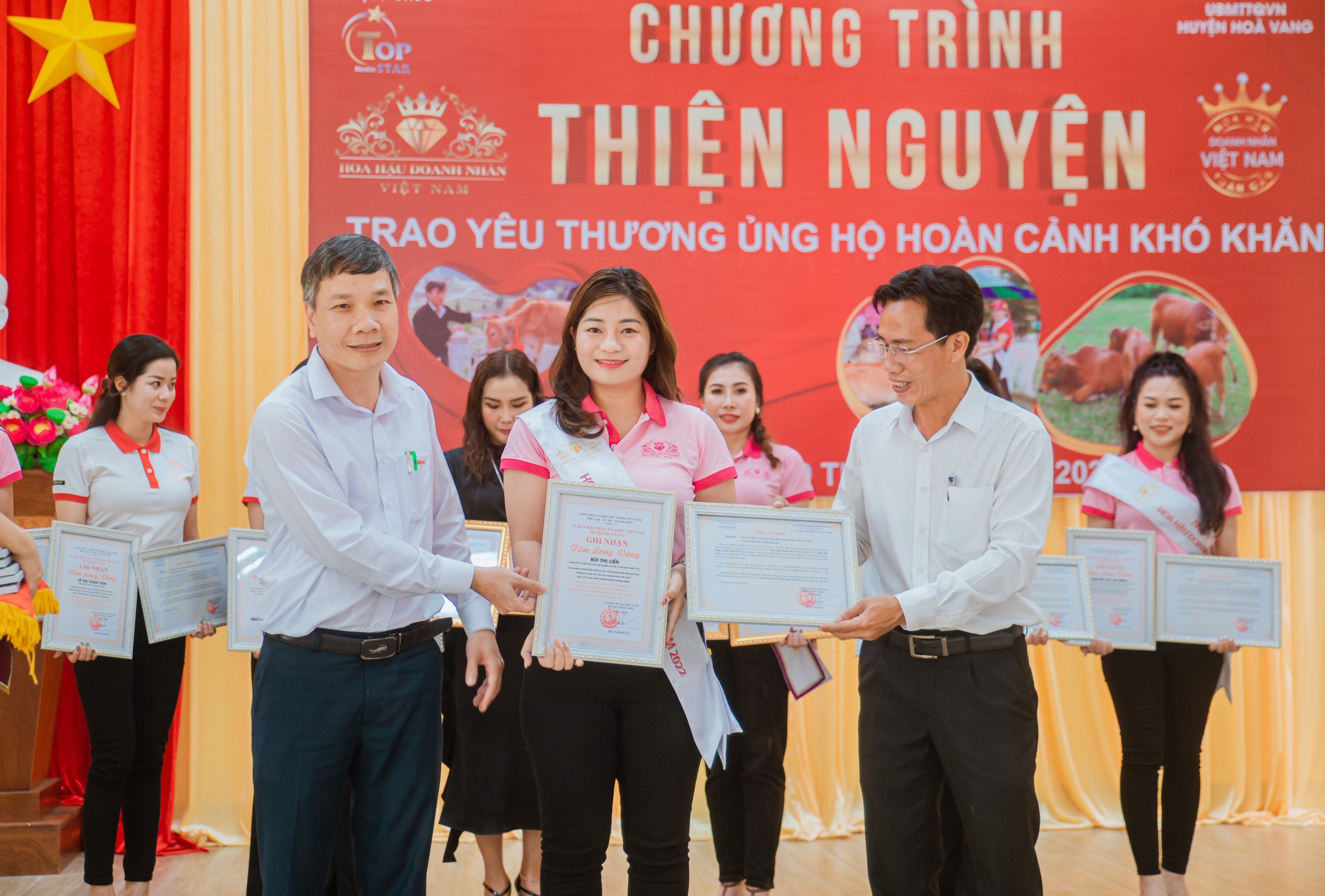 “Người đẹp nhân ái” HHDNVN 2022 - Bùi Thị Liến tặng bò giống giúp bà con huyện Hòa Vang kế sinh nhai