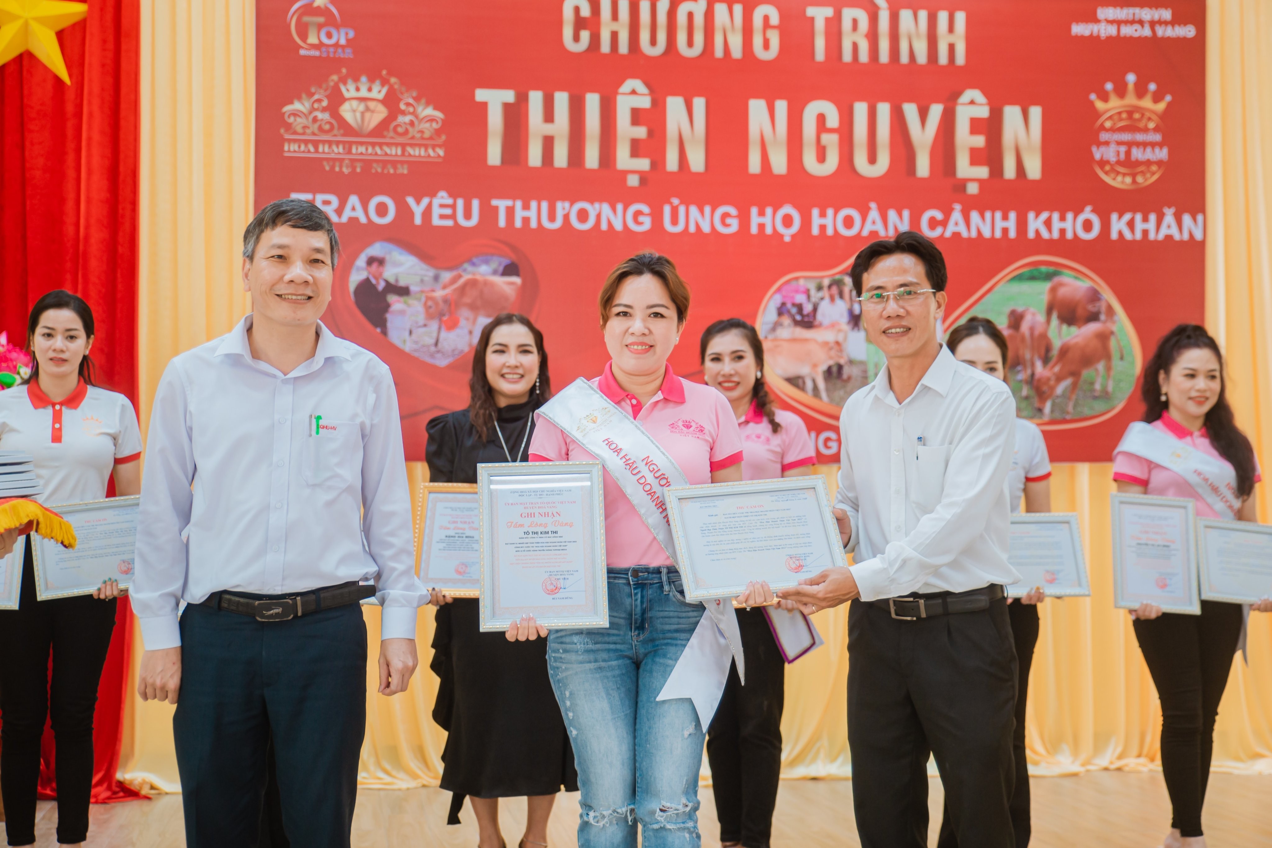 Người đẹp thân thiện Tô Thị Kim Thi tham gia trao tặng bò giống cho người dân huyện Hòa Vang