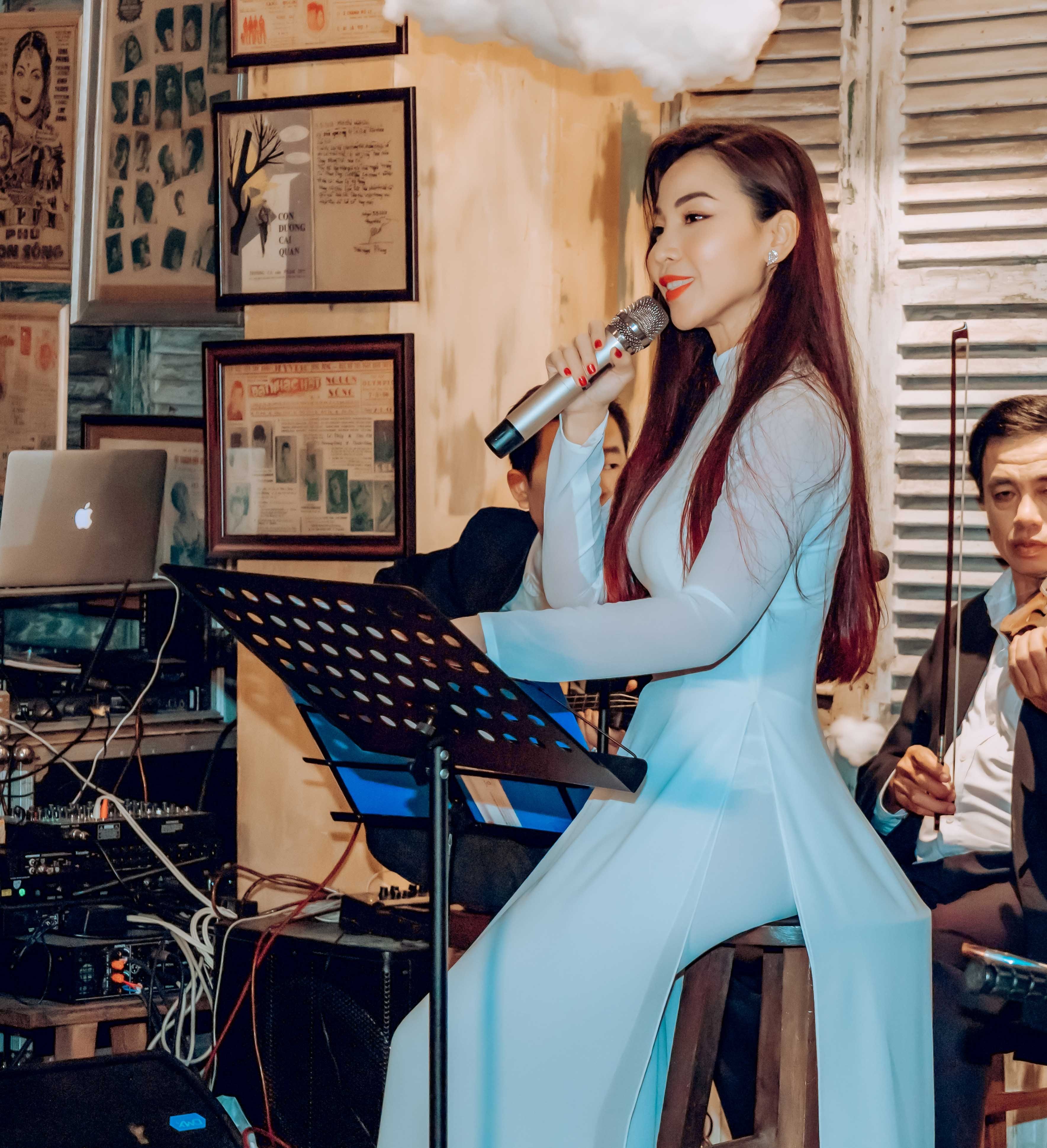 Khánh Loan xúc động khi nhắc đến mẹ trong show diễn mừng sinh nhật