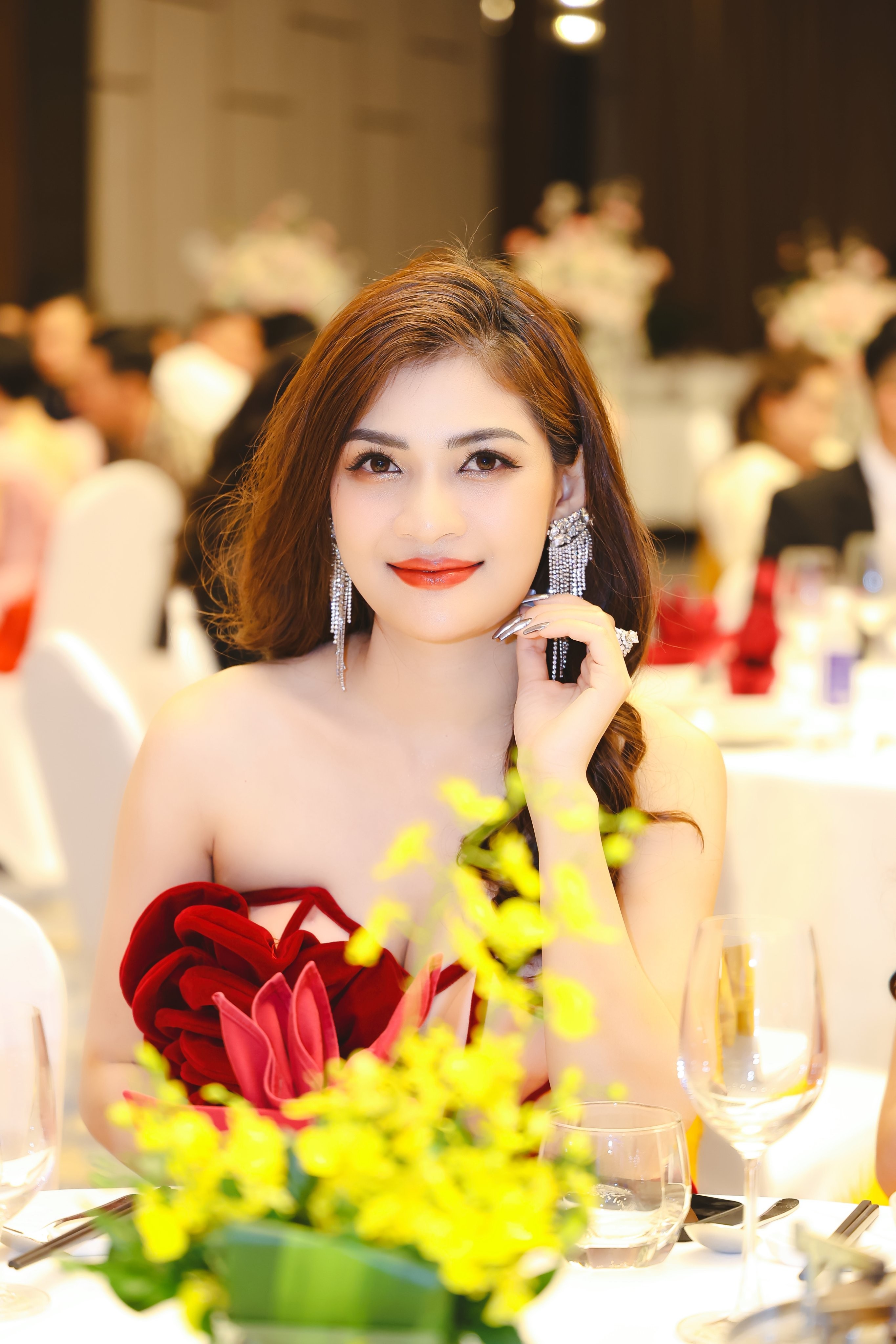 Hoa hậu Mạc Minh hóa nàng thơ trong đêm dạ tiệc tri ân của Á hậu 1 Phạm Thị Kim Oanh