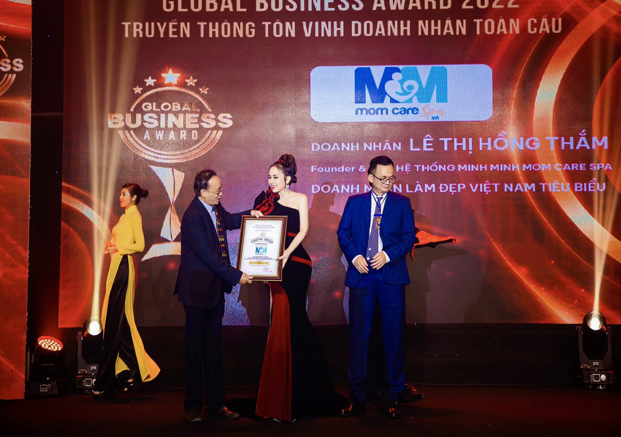 Á hậu Lê Thị Hồng Thắm cùng Minh Minh Mom Care Spa được vinh danh Top 3 Doanh nhân tiêu biểu ngành làm đẹp Việt Nam 2022