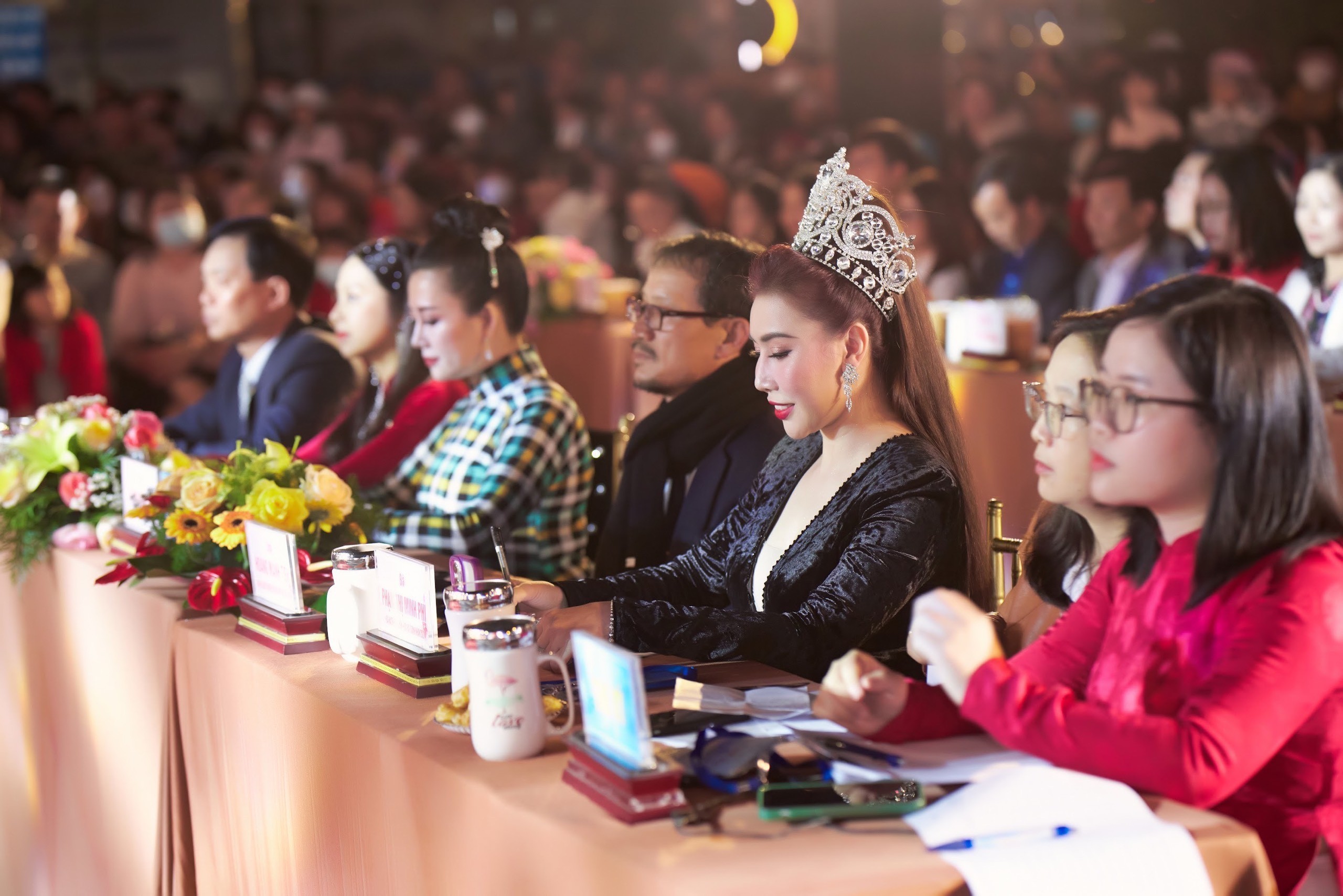 Hoa hậu Phạm Minh Phi rạng rỡ chấm thi chung kết “Duyên dáng áo dài Hoa”