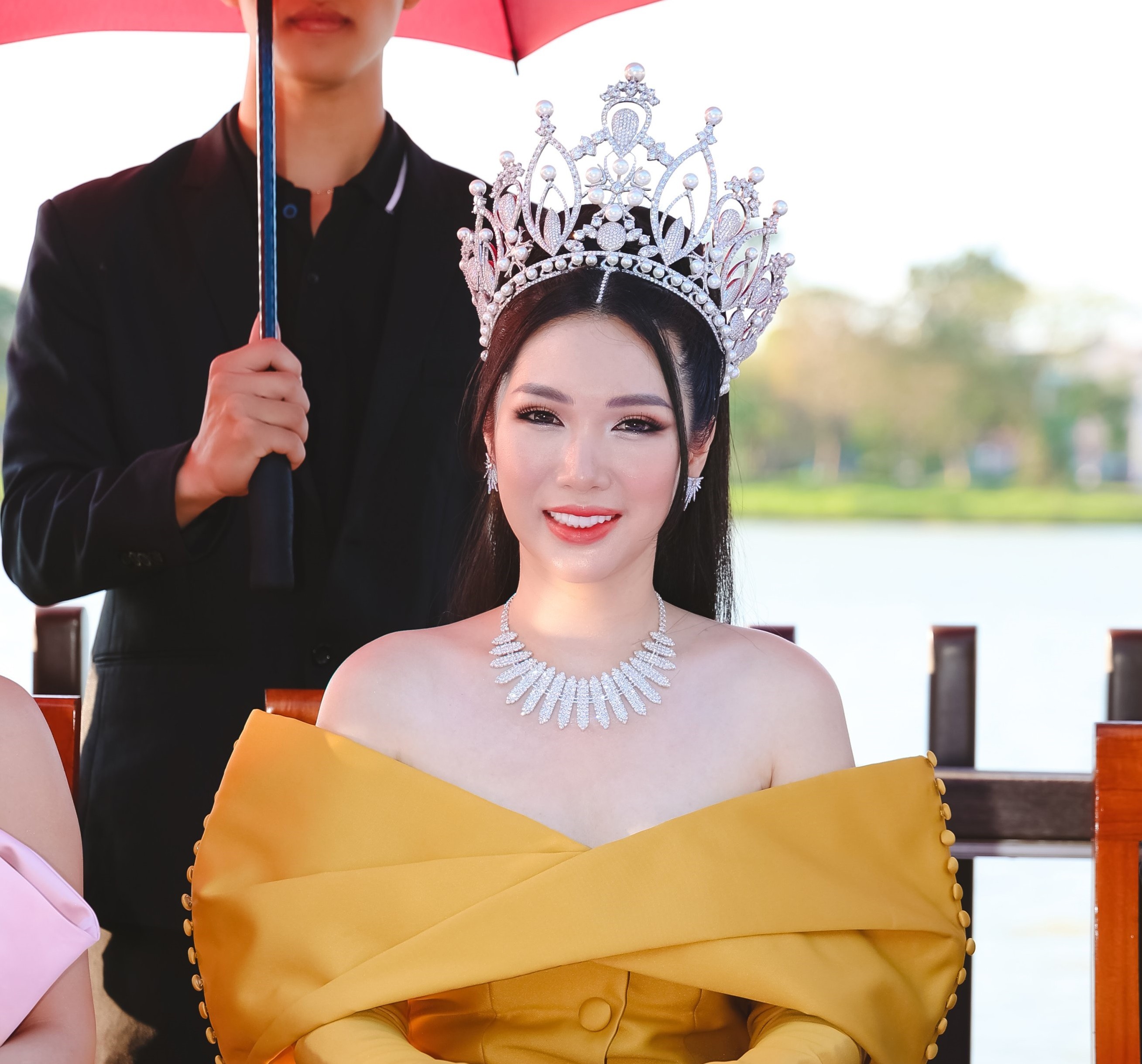 Hoa hậu Khương Phương Anh trầm trồ trước màn trình diễn thời trang của các thí sinh Hoa hậu Doanh nhân Châu Á Việt Nam 2022
