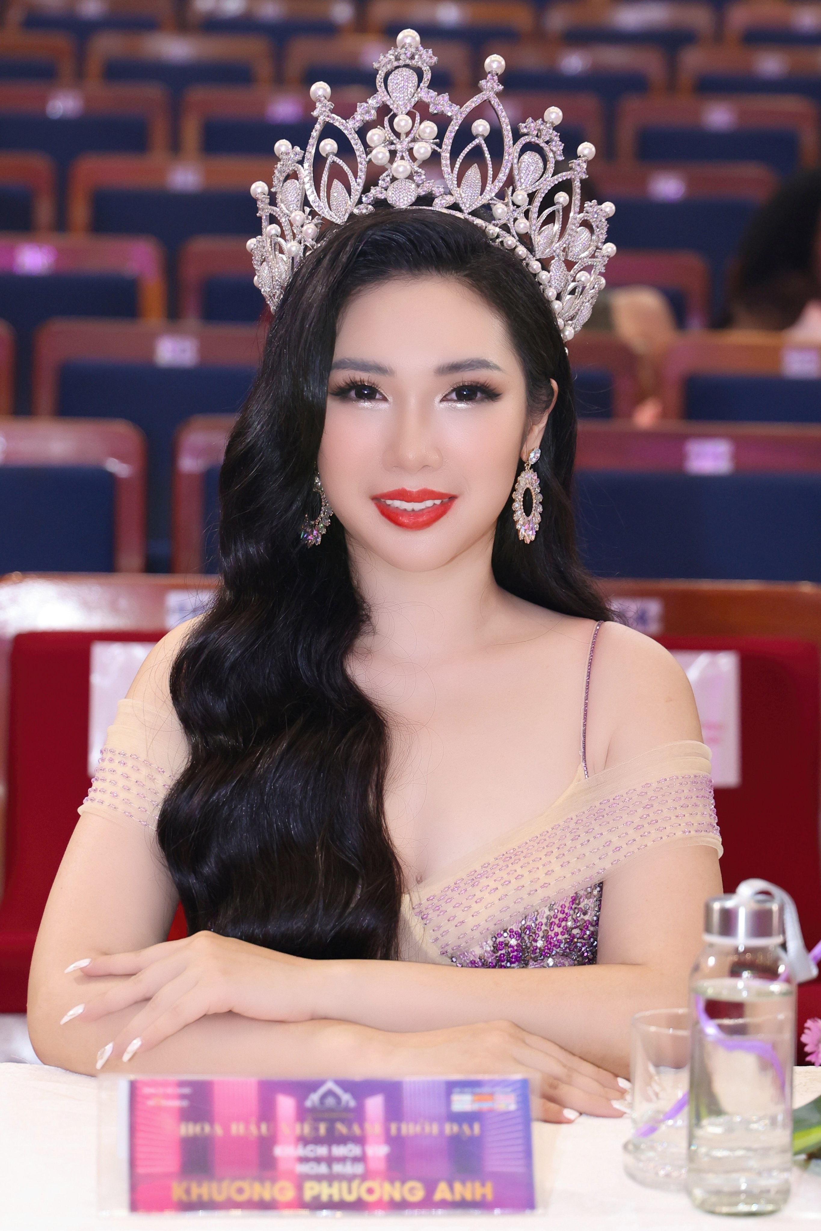 Chung kết Hoa hậu Việt Nam Thời đại 2022: Hoa hậu Khương Phương Anh diện váy cắt xẻ khoe đường cong trên thảm đỏ