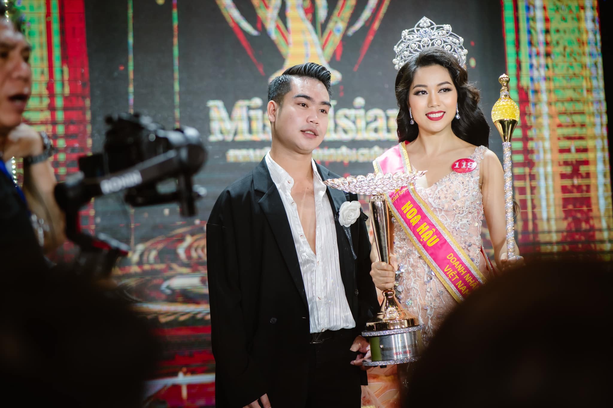 Makeup Artist Bom Hồ nâng tầm nhan sắc cho các thí sinh Hoa hậu Doanh nhân Châu Á Việt Nam 2022