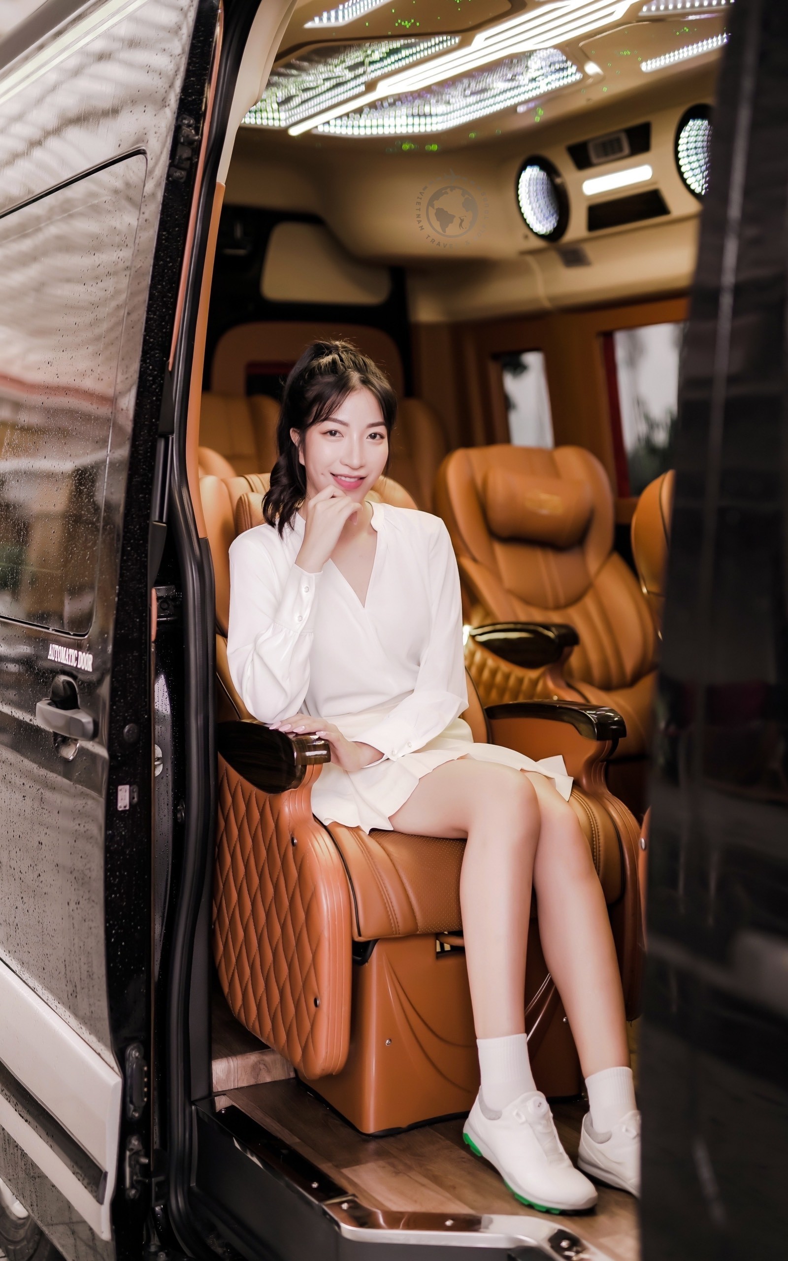 Doanh nhân Lê Thị Bích Ngọc khoe vẻ đẹp trẻ trung và năng động bên dòng xe Limousine cao cấp