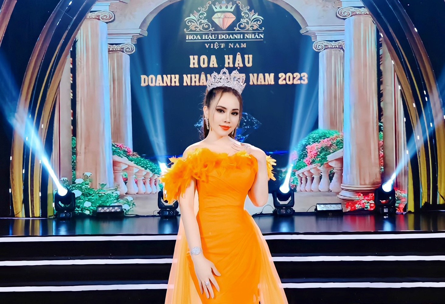 Á hậu Hồng Thắm chấm thi nhan sắc ở Đà Nẵng