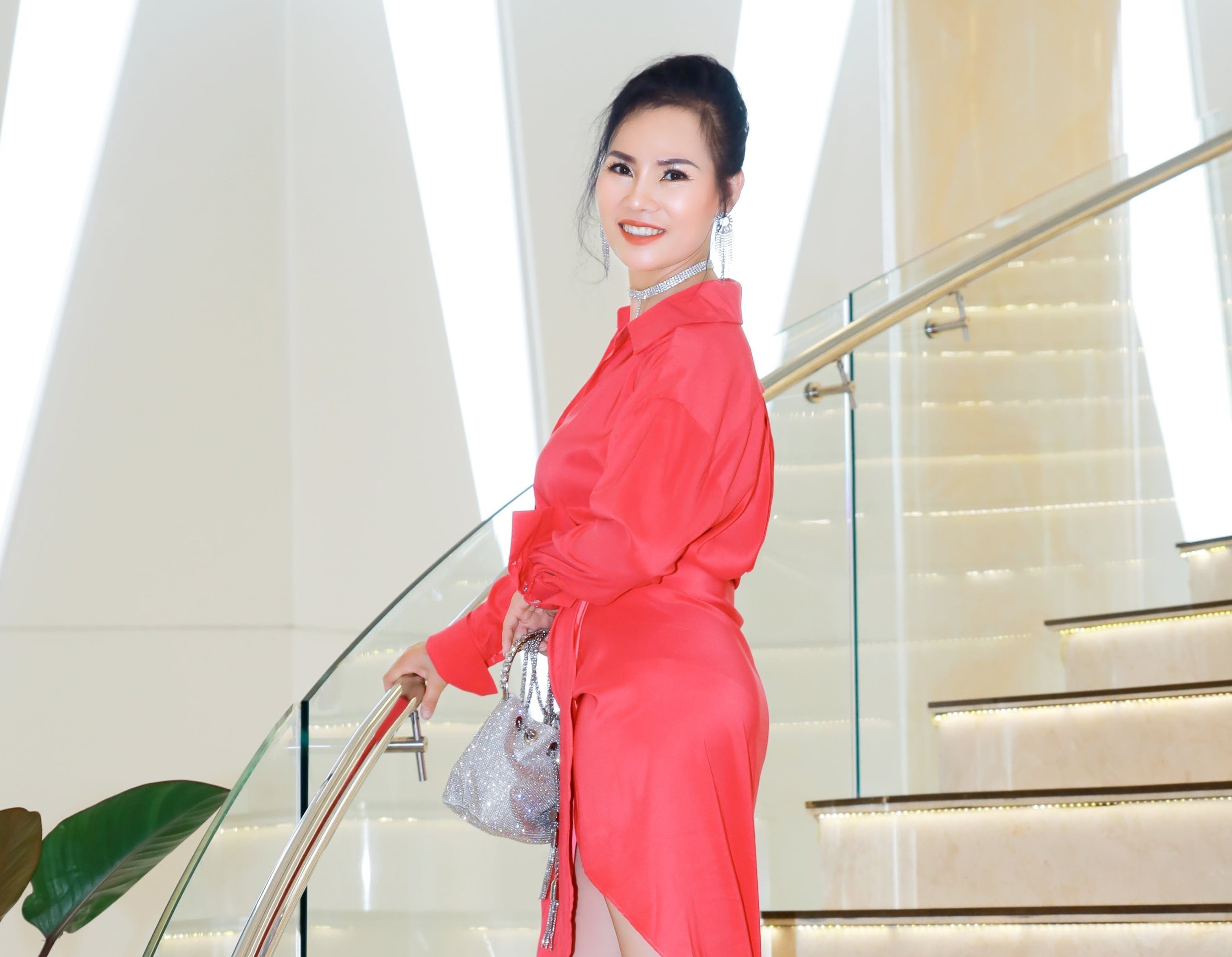 Người đẹp áo dài Nông Thị Hà xuất hiện đặc biệt tại họp báo Hoa hậu Quý bà Việt Nam Toàn cầu 2023