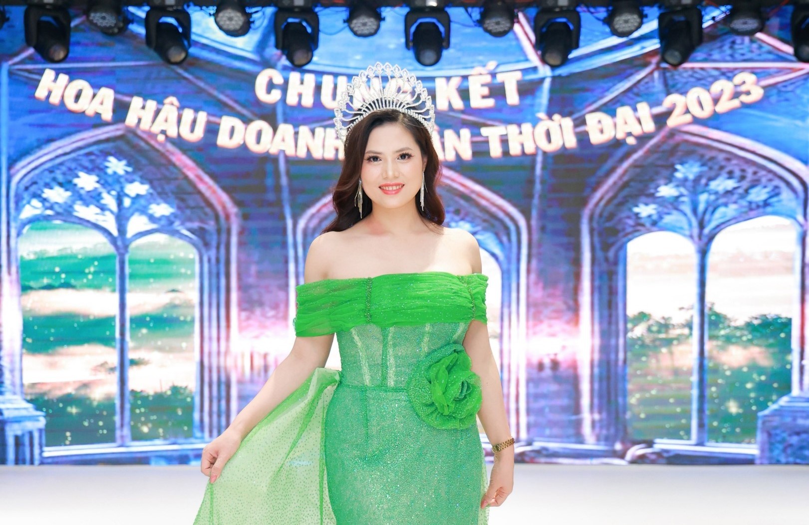 Hoa hậu thiện nguyện Nguyễn Thị Thùy Dung và những áp lực lần đầu chấm thi nhan sắc
