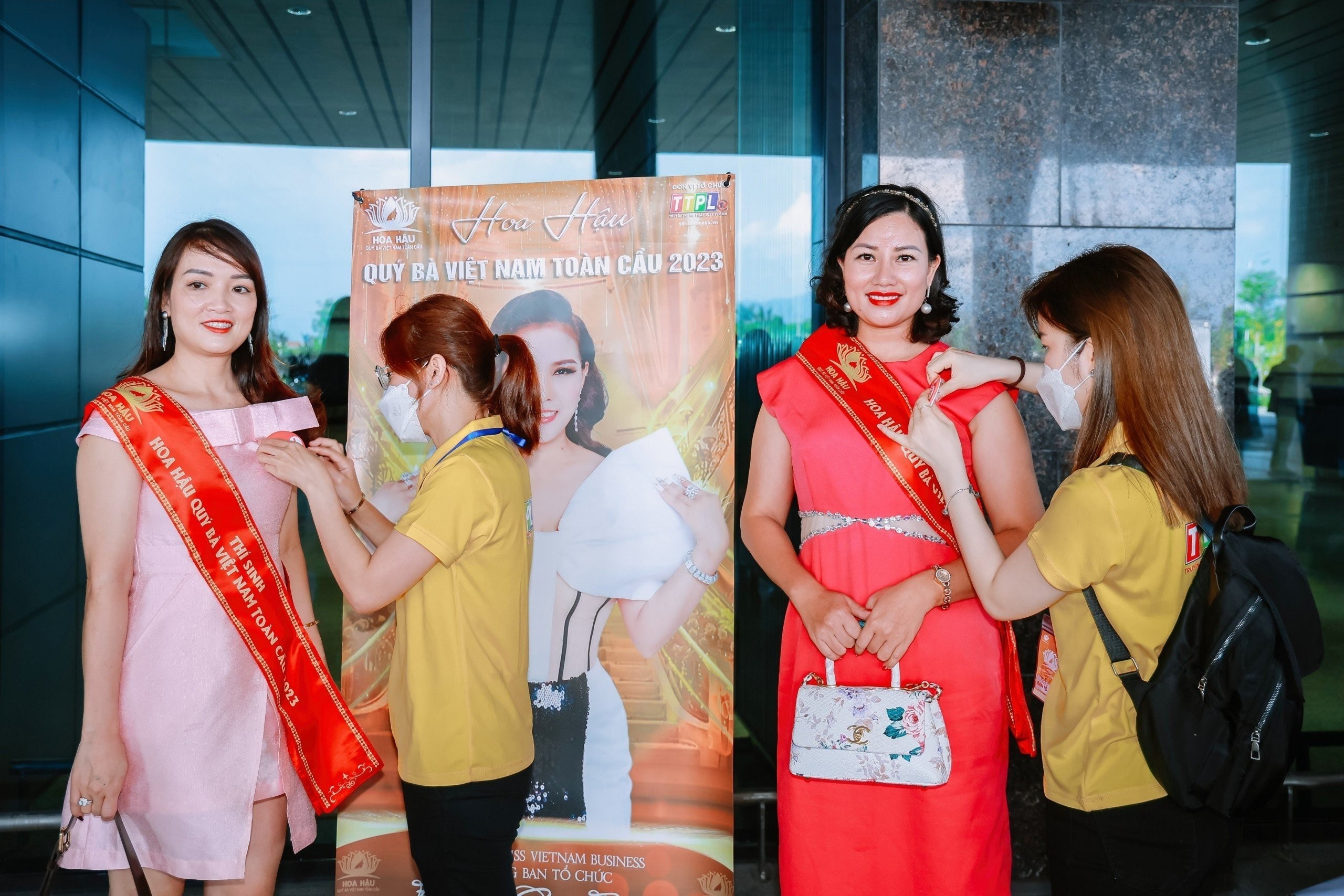 Các nữ doanh nhân Hoa hậu Quý bà Việt Nam Toàn cầu 2023 có mặt tại sân bay quốc tế Phú Bài
