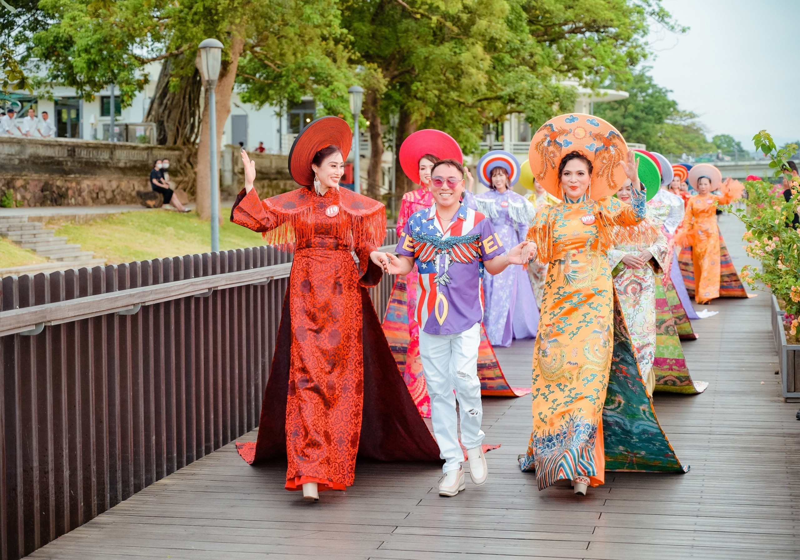 NTK Tony Phạm mang đến hình ảnh thuần Việt cho phần trình diễn thời trang Hoa hậu Quý bà Việt Nam Toàn cầu 2023