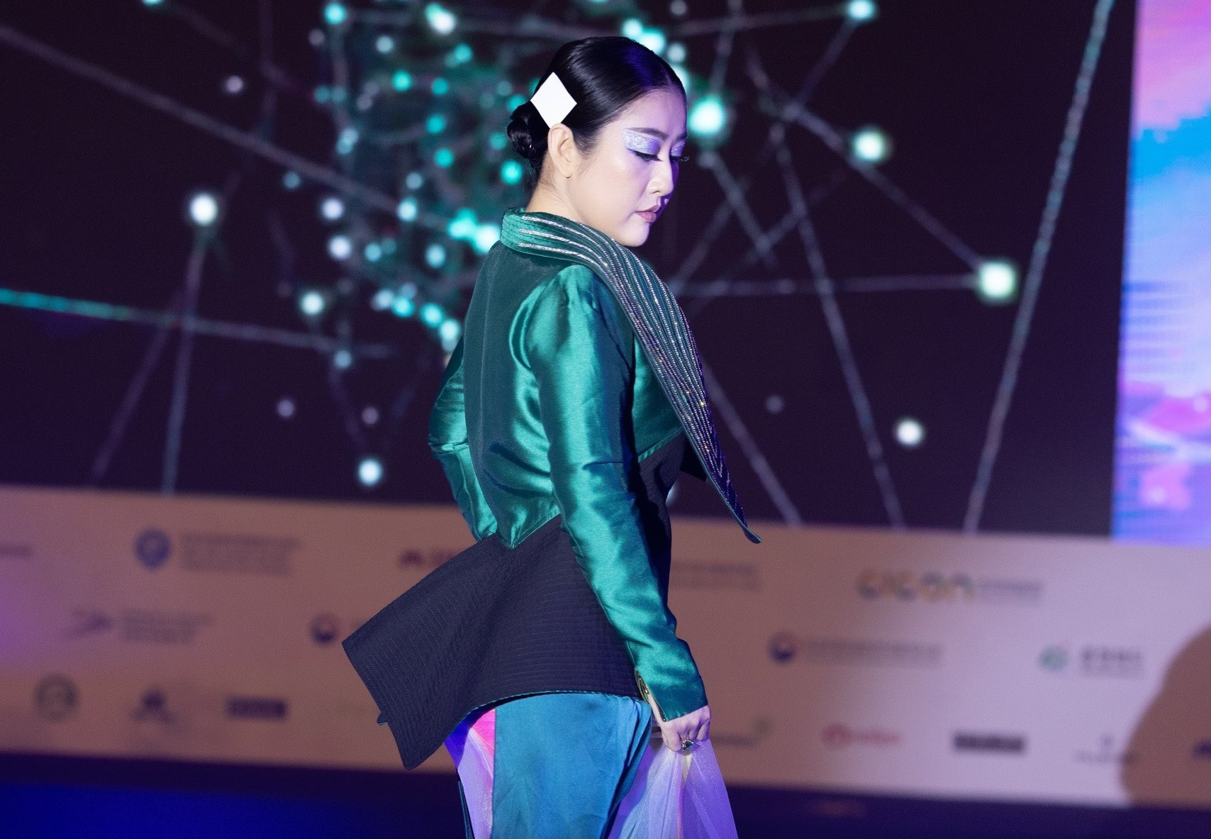 Nữ hoàng sắc đẹp Đông Nam Á - Kim Trang trở lại sàn catwalk với vai trò người mẫu vedette của Nhà thiết kế Quốc tế Quỳnh Paris
