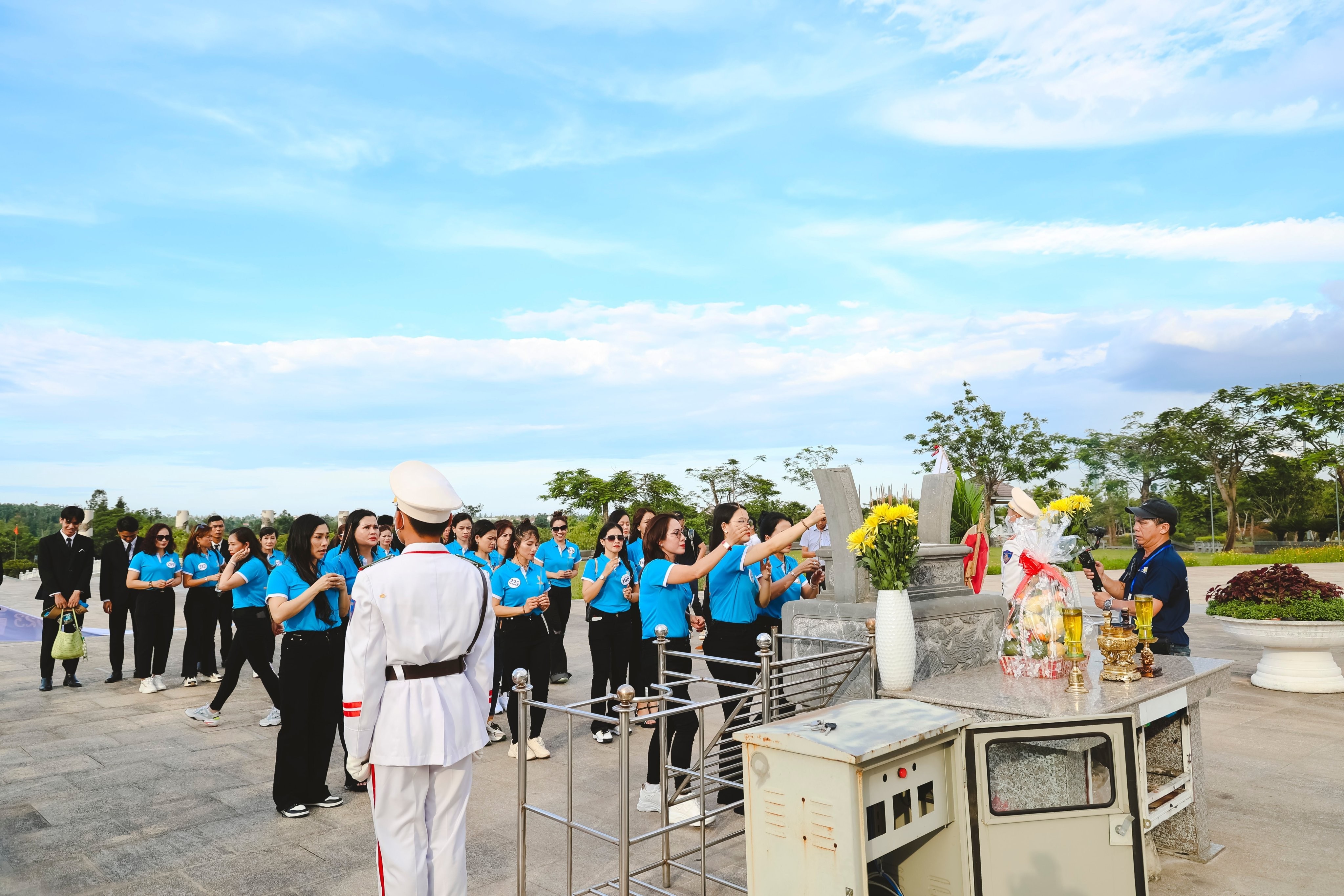 Tam Kỳ: Đoàn Hoa hậu Doanh nhân Biển 2023 dâng hương tượng đài mẹ Việt Nam anh hùng