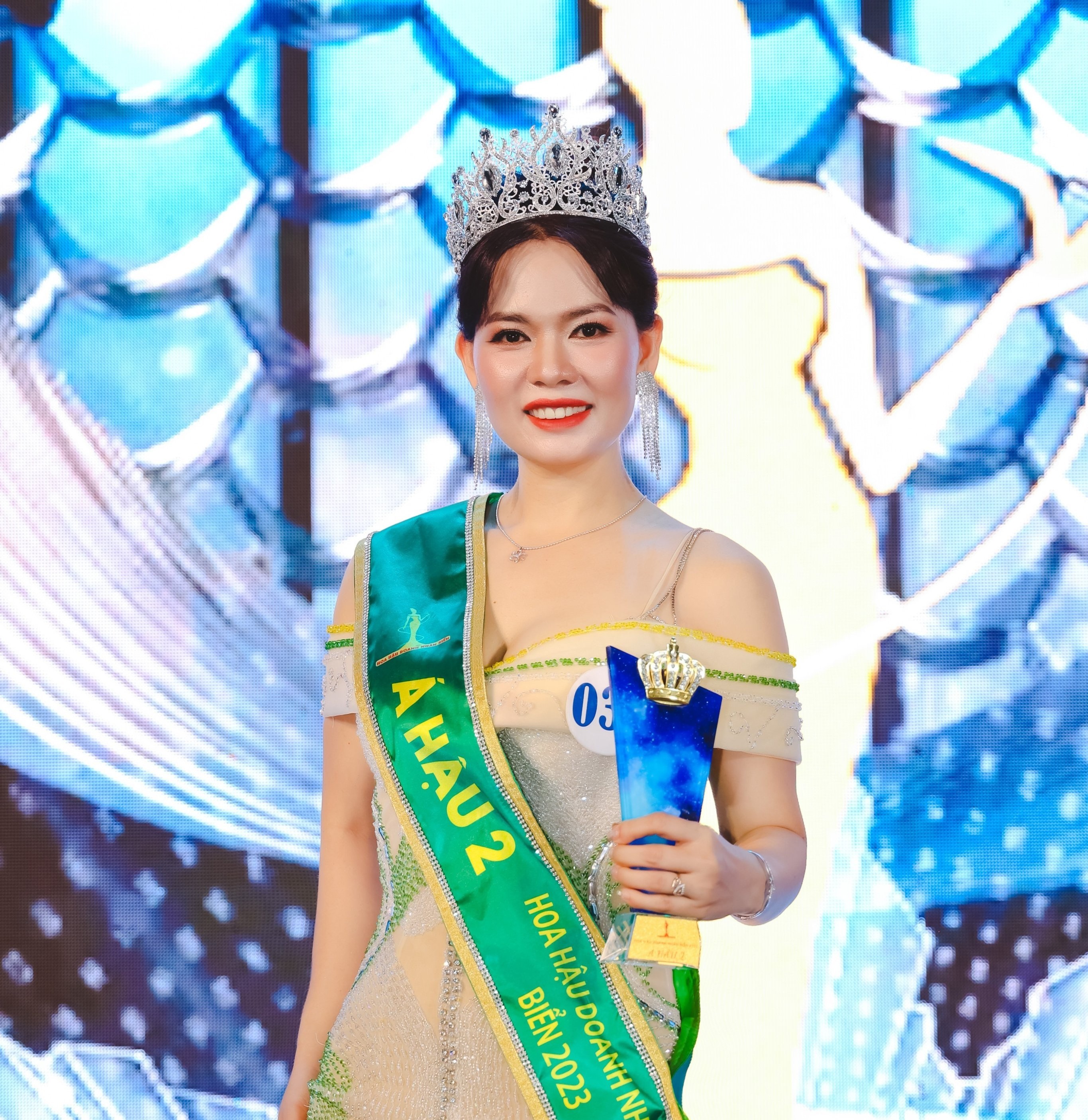 Doanh nhân Phạm Thị Ngọc Yến đăng quang Á hậu 2 Hoa hậu Doanh nhân Biển 2023