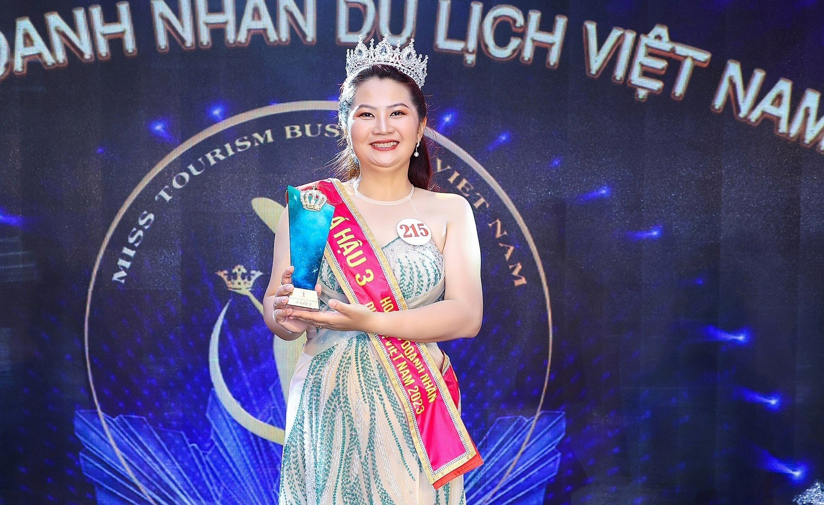 Doanh nhân Trần Thị Thái Hòa chính thức được gọi tên cho danh hiệu Á hậu 3 Hoa hậu Doanh nhân Du lịch Việt Nam 2023