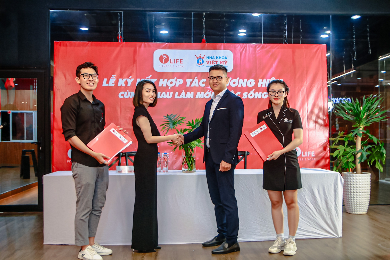 Lễ ký kết hợp tác chiến lược giữa Nha khoa Việt Mỹ và Life Fitness & Yoga 