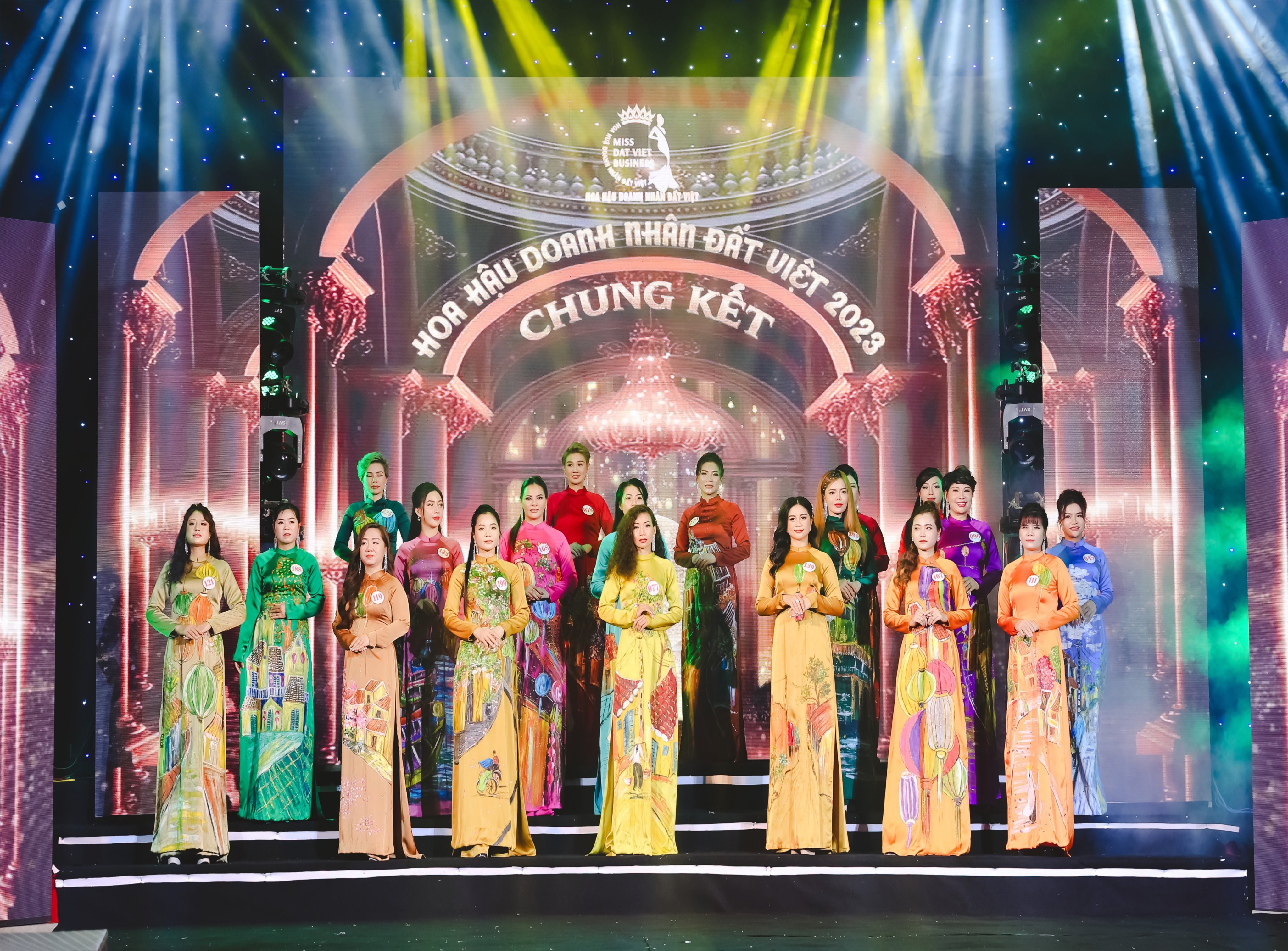 Nhìn lại các thiết kế áo dài của NTK Tony Phạm trên sân khấu Hoa hậu Doanh nhân Đất Việt 2023