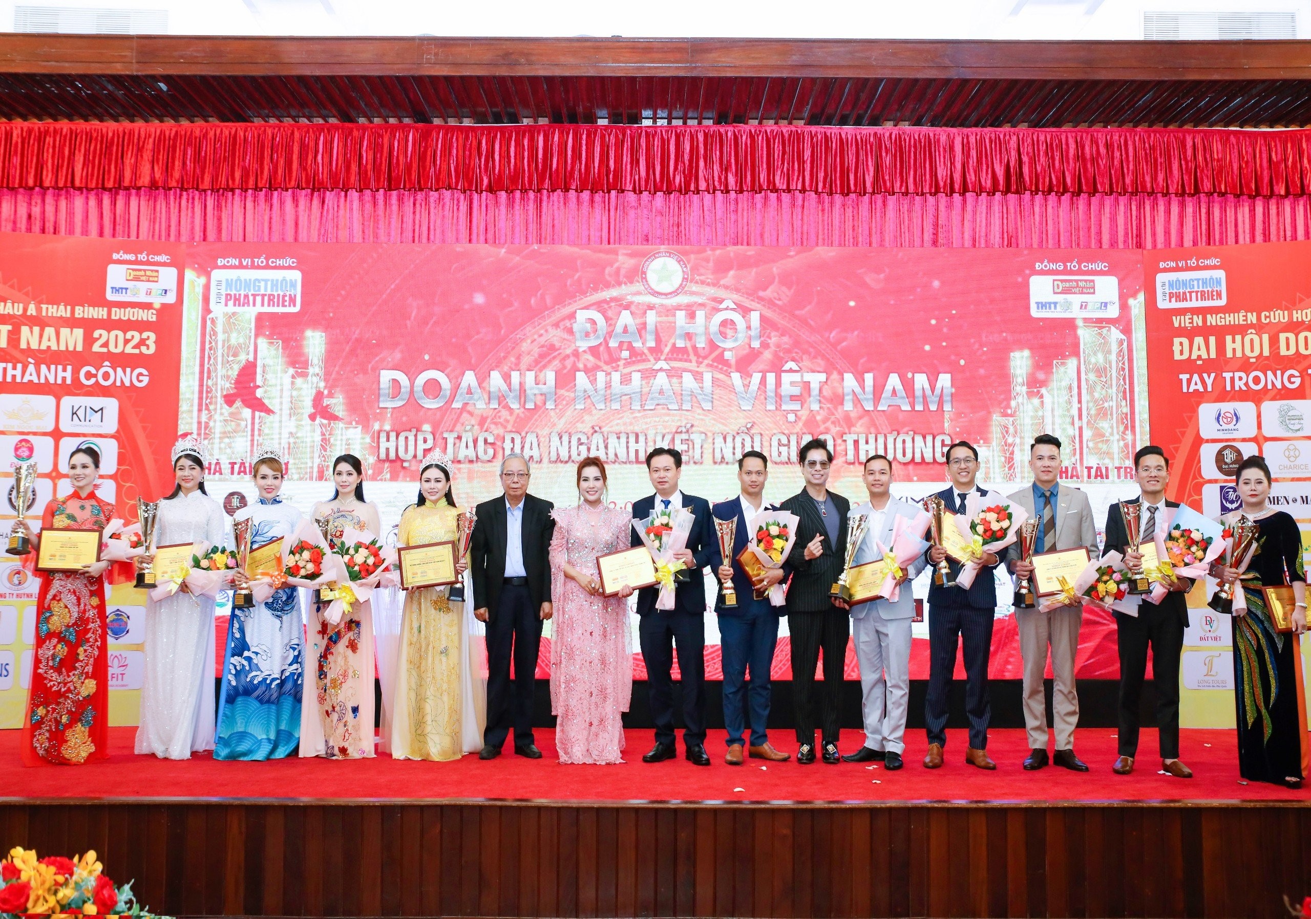 Đại hội Doanh nhân Việt Nam 2023 tôn vinh các doanh nghiệp, doanh nhân xuất sắc