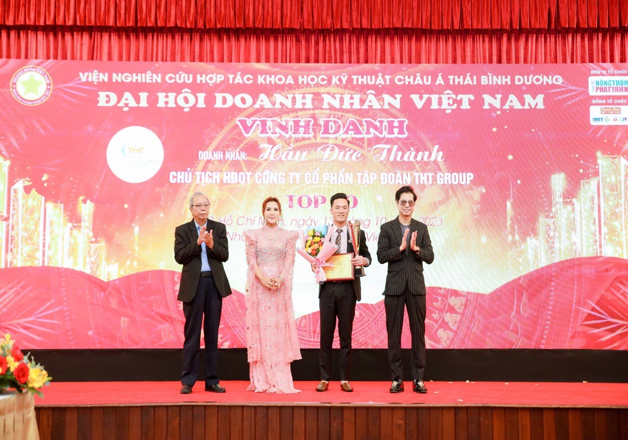 Doanh nhân Hầu Đức Thành nhận vinh danh tại Đại hội Doanh nhân Việt Nam 2023