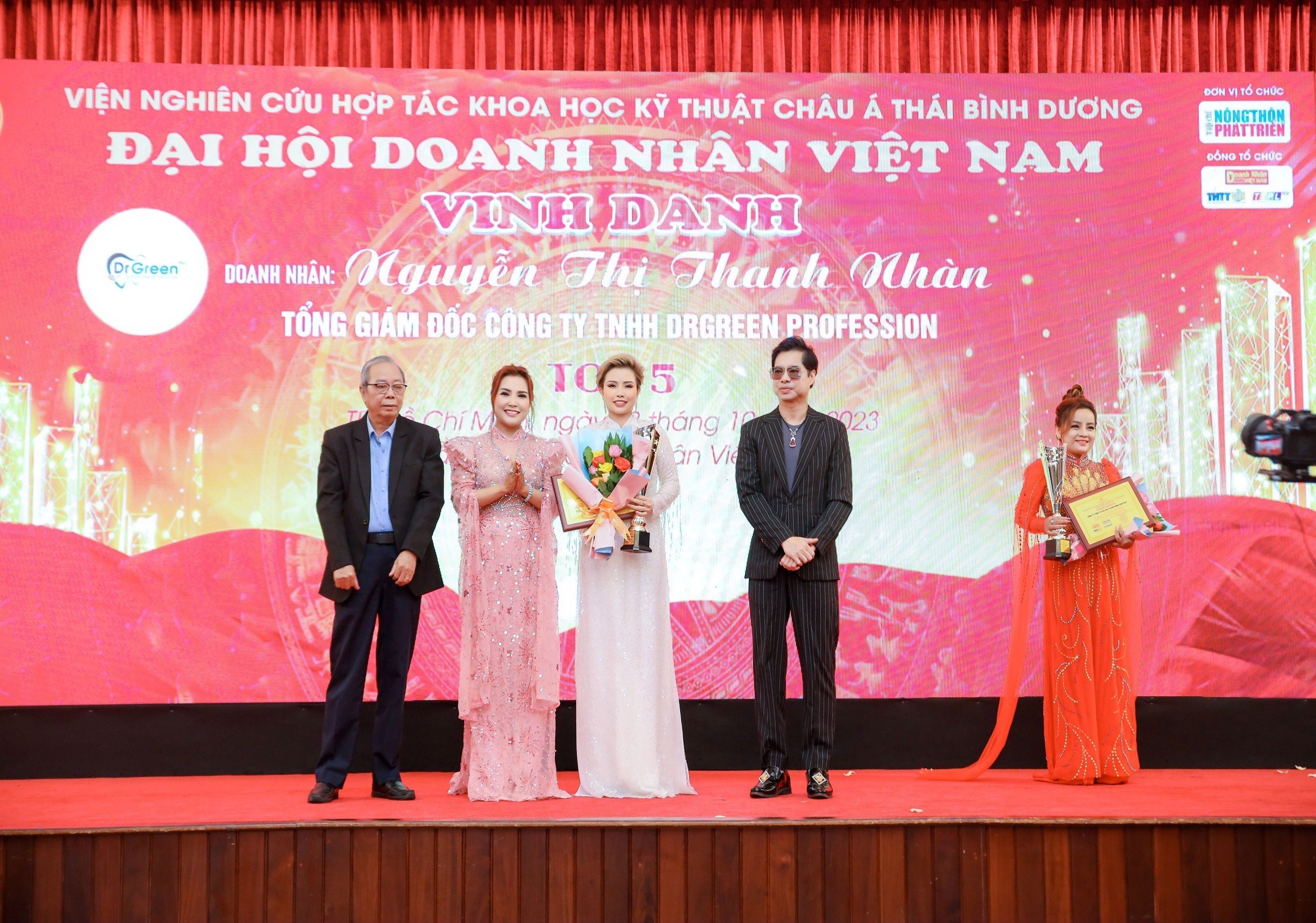 Doanh nhân Nguyễn Thị Thanh Nhàn được vinh danh tại Đại hội doanh nhân 2023