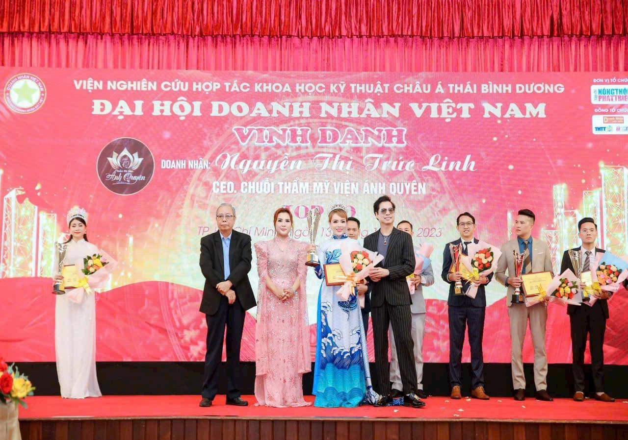 Doanh nhân Nguyễn Thị Trúc Linh nhận vinh danh tại Đại hội Doanh nhân Việt Nam 2023