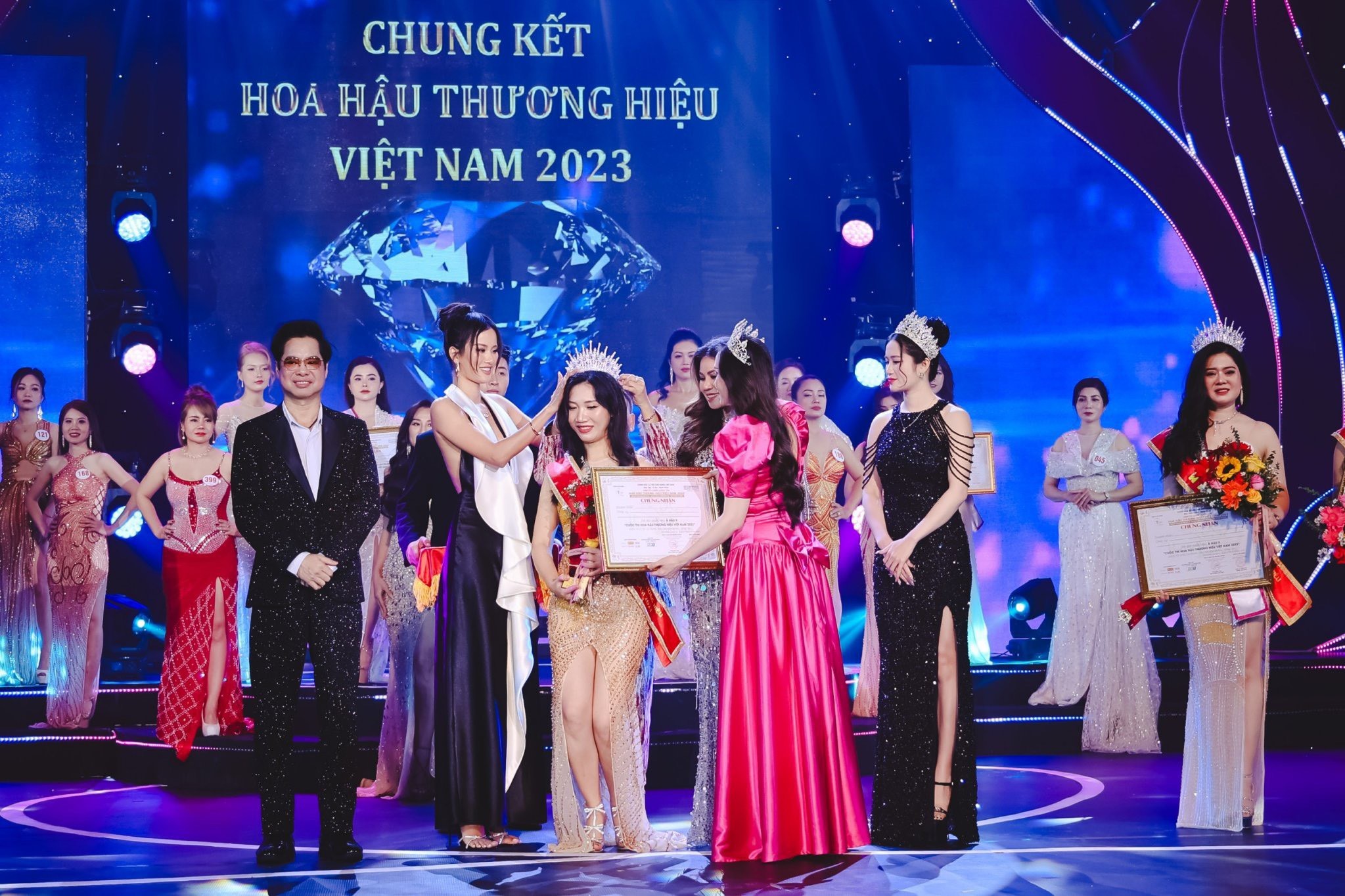 Doanh nhân Nguyễn Thị Hằng được trao danh hiệu Á hậu 2 Hoa hậu Thương hiệu Việt Nam 2023