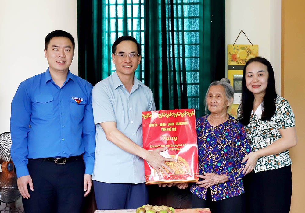 Phú Thọ: Thăm, tặng quà người có công, gia đình chính sách tại huyện Thanh Ba