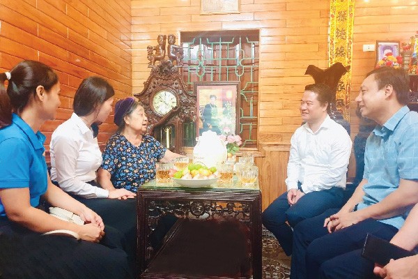 Bệnh viện đa khoa tỉnh Phú Thọ  thăm, tặng quà gia đình cán bộ, đoàn viên có thân nhân là Liệt sỹ, Thương binh, Bệnh binh