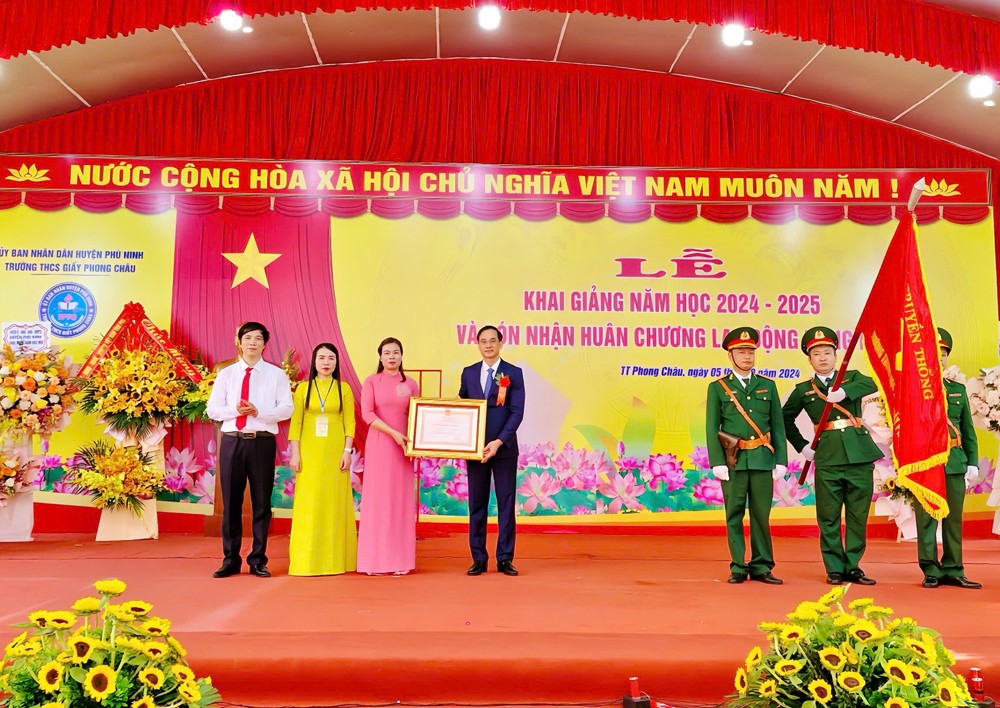 Phú Thọ: Trường THCS Giấy Phong Châu (Phù Ninh) đón nhận Huân chương Lao động hạng Nhì