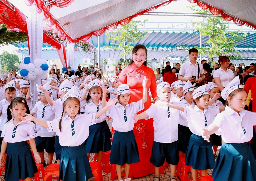 Phú Thọ: Trường Tiểu học Vân Phú (Việt Trì) khai giảng năm học mới và đón nhận Cờ thi đua của UBND tỉnh