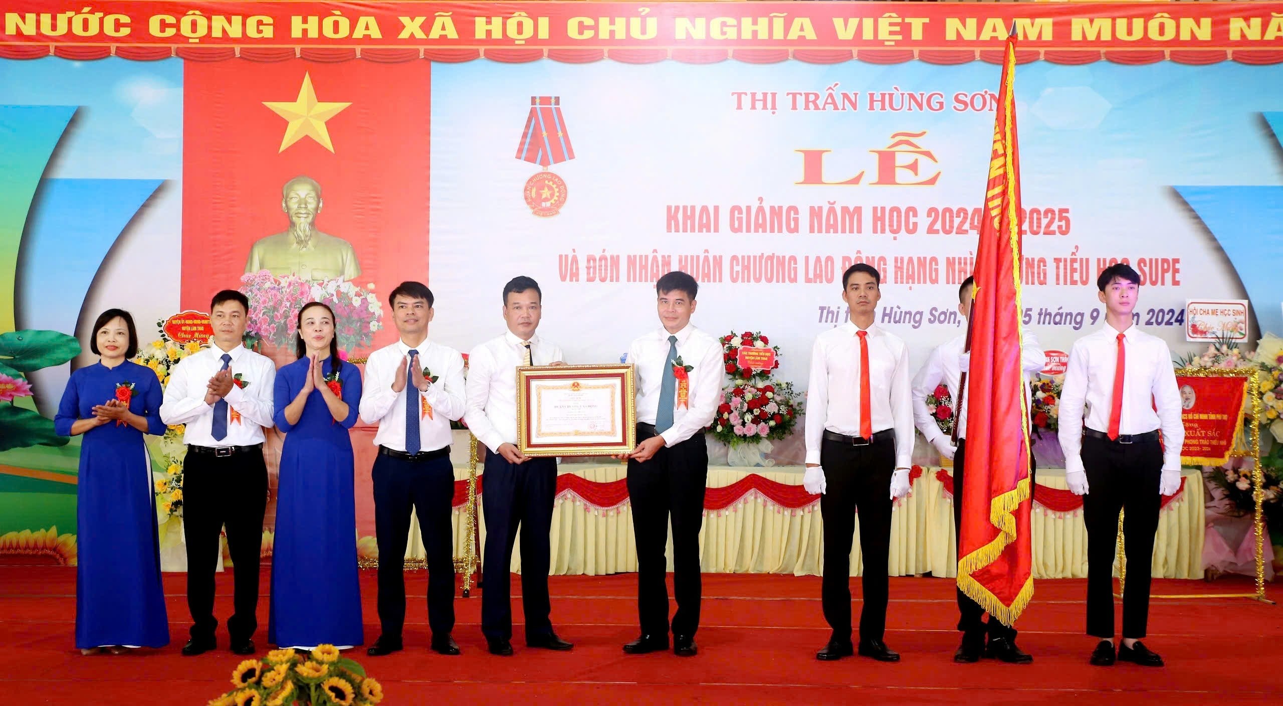 Phú Thọ: Trường Tiểu học Supe (Lâm Thao) khai giảng năm học mới và đón nhận Huân chương Lao động hạng Nhì