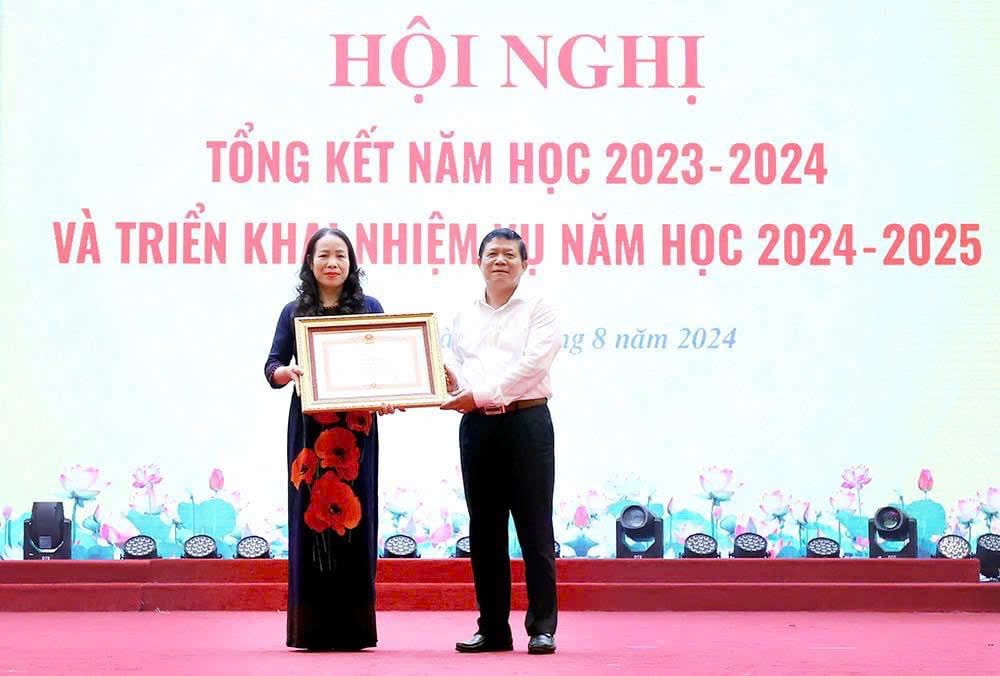 Phú Thọ: Tấm gương cô giáo đất tổ  Nguyễn Thị Kim Thoa - Trường Tiểu học Đinh Tiên Hoàng (Việt Trì) được Thủ tướng Chính phủ tặng Bằng khen