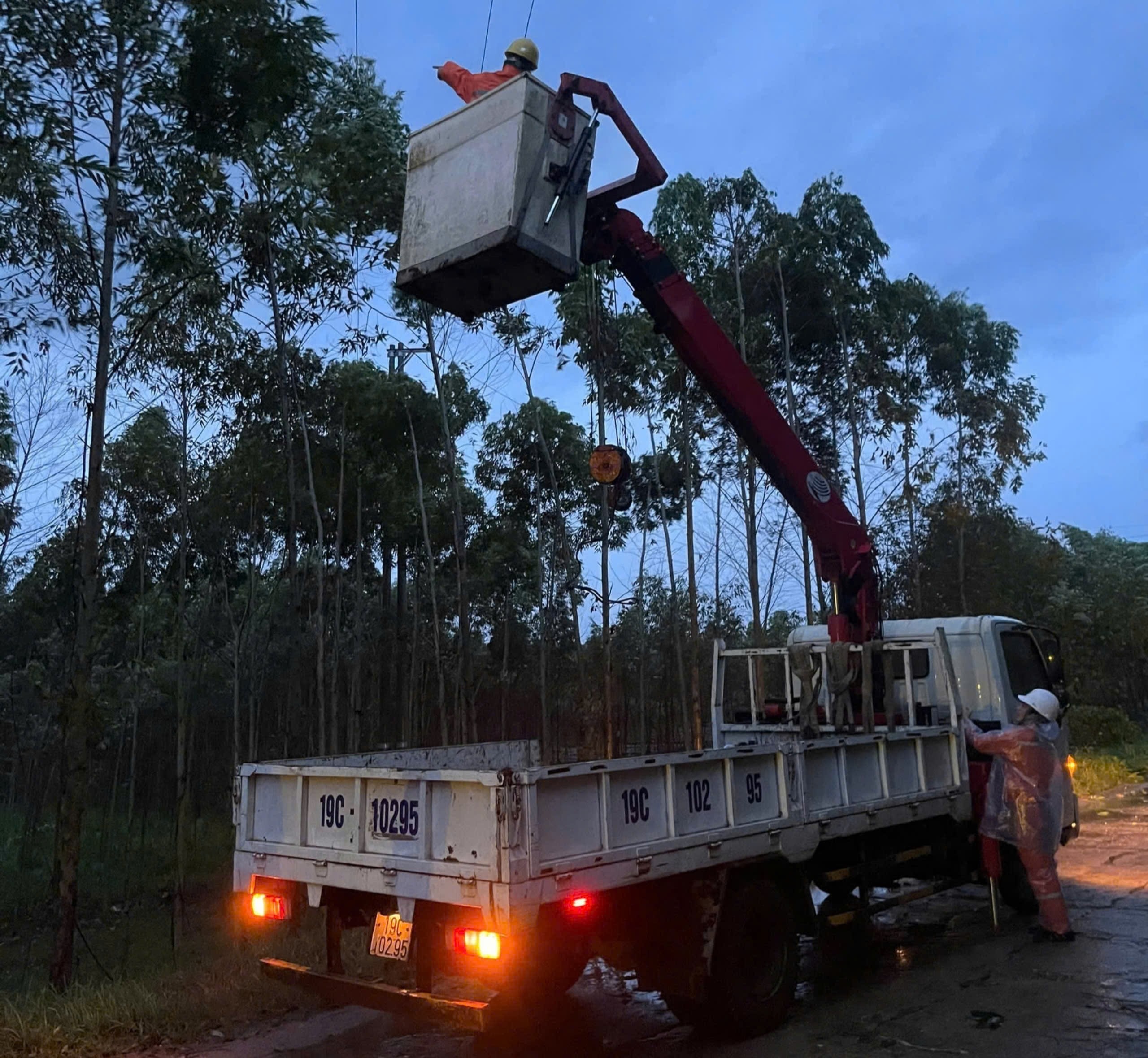 Công ty Điện lực Phú Thọ khẩn trương khắc phục các sự cố để cấp điện trở lại ngay sau khi cơn bão số 3 đi qua