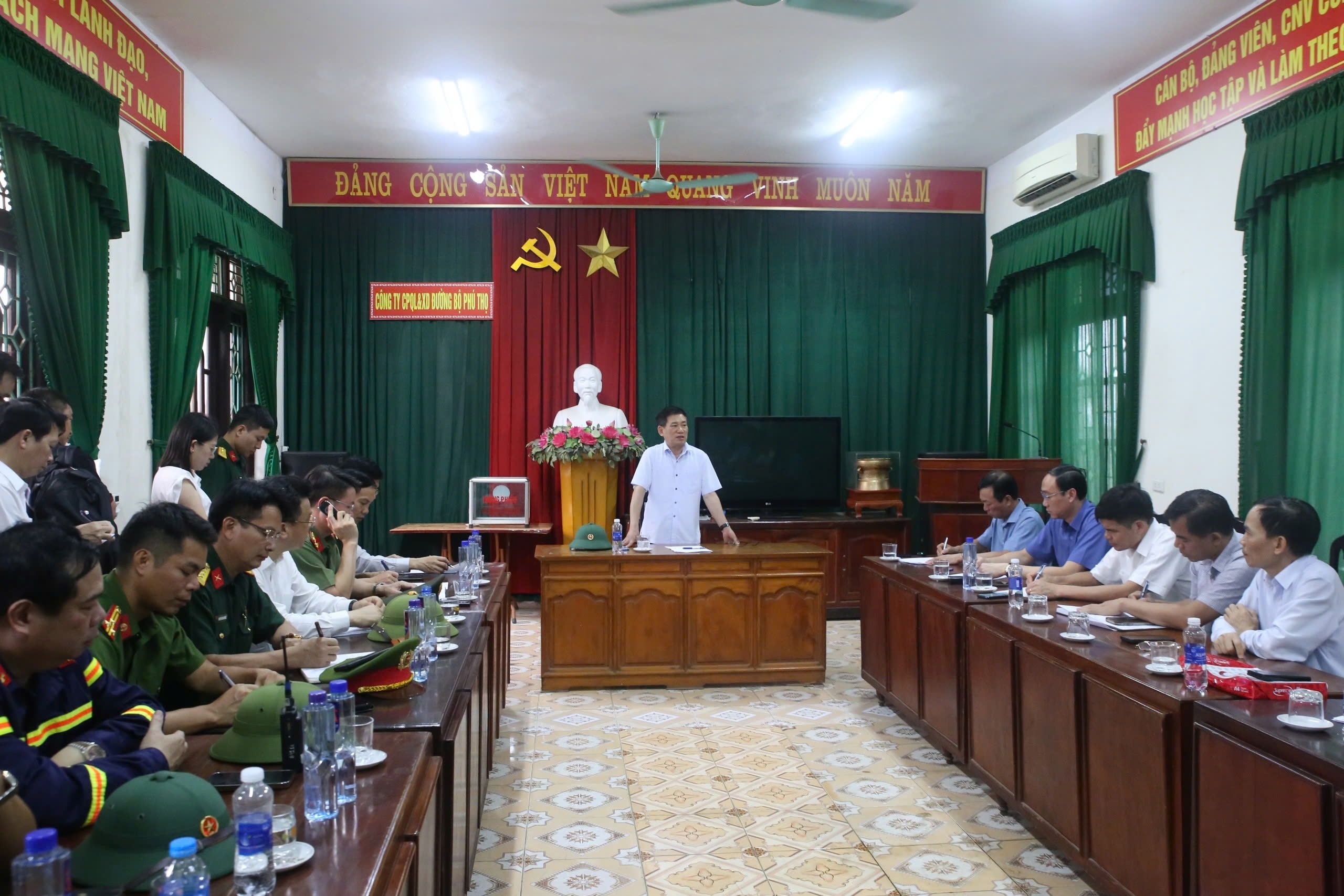 Thông tin tiếp vụ sập cầu Phong Châu ở Phú Thọ: 5 xe ô tô, 4 xe máy, trên 10 người rơi xuống sông, cứu được 3 người