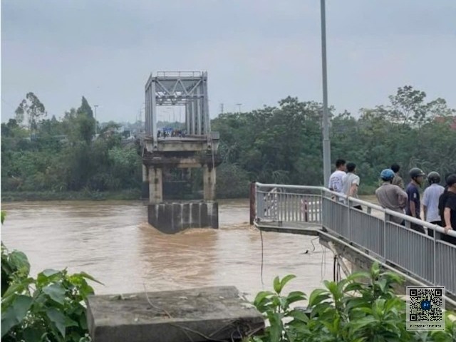 Phú Thọ: Sập cầu Phong Châu nối huyện Lâm Thao và Tam Nông